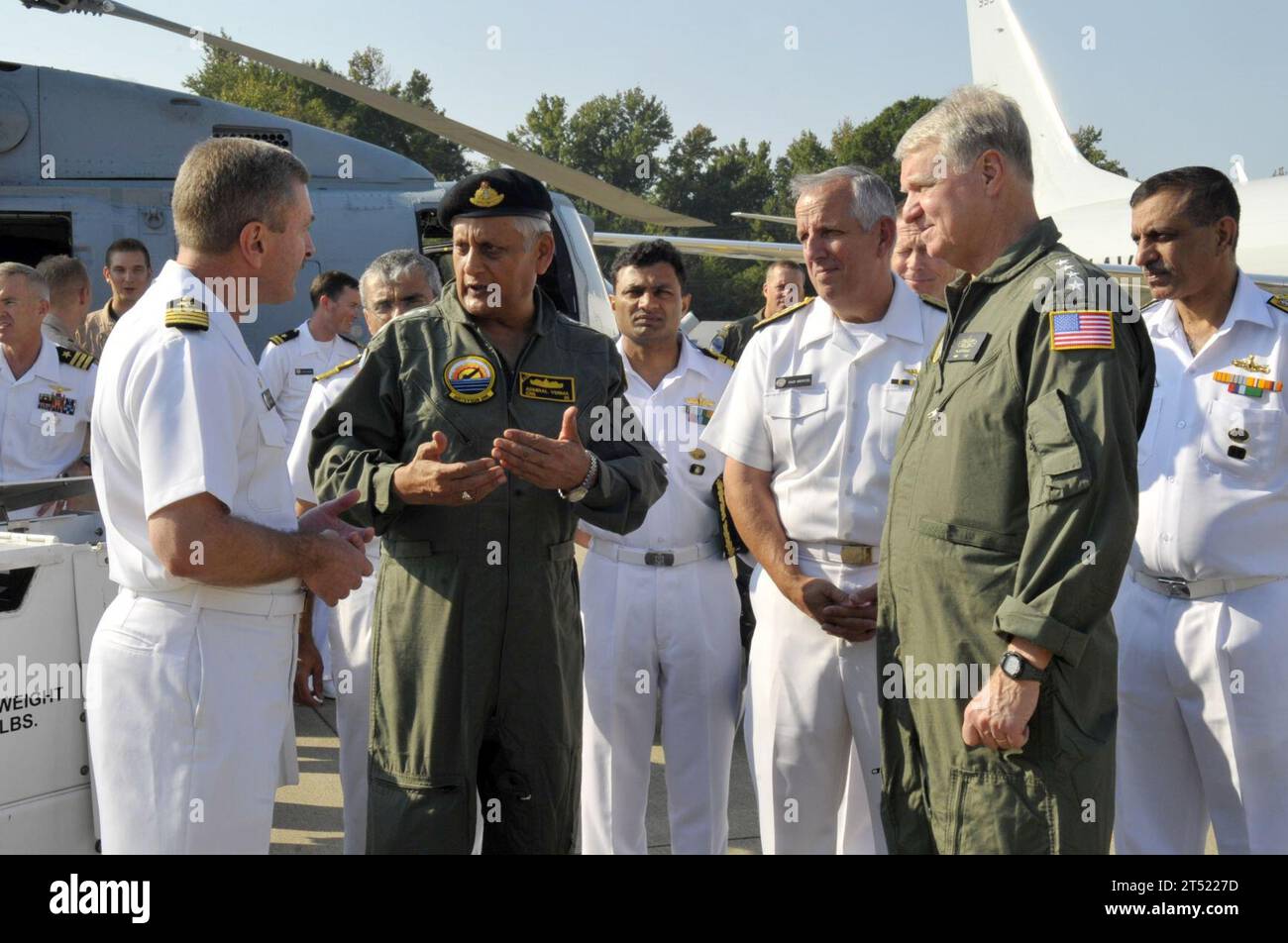 1009248273J-101 PAXTUXENT RIVER, Maryland (24 septembre 2010) le chef des opérations navales (CNO), le SMA Gary Roughead, à droite, et le chef d'état-major de la marine indienne, le SMA Nirmal Verma, au milieu gauche, visitent divers aéronefs et installations de la base aéronavale de Paxtuxent River. Marine Banque D'Images