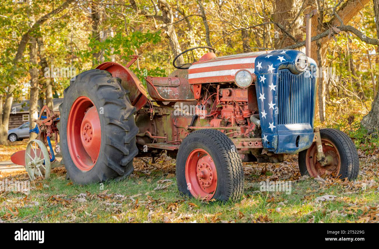 vieux tracteur ford 800 garé sur un stand de ferme Banque D'Images