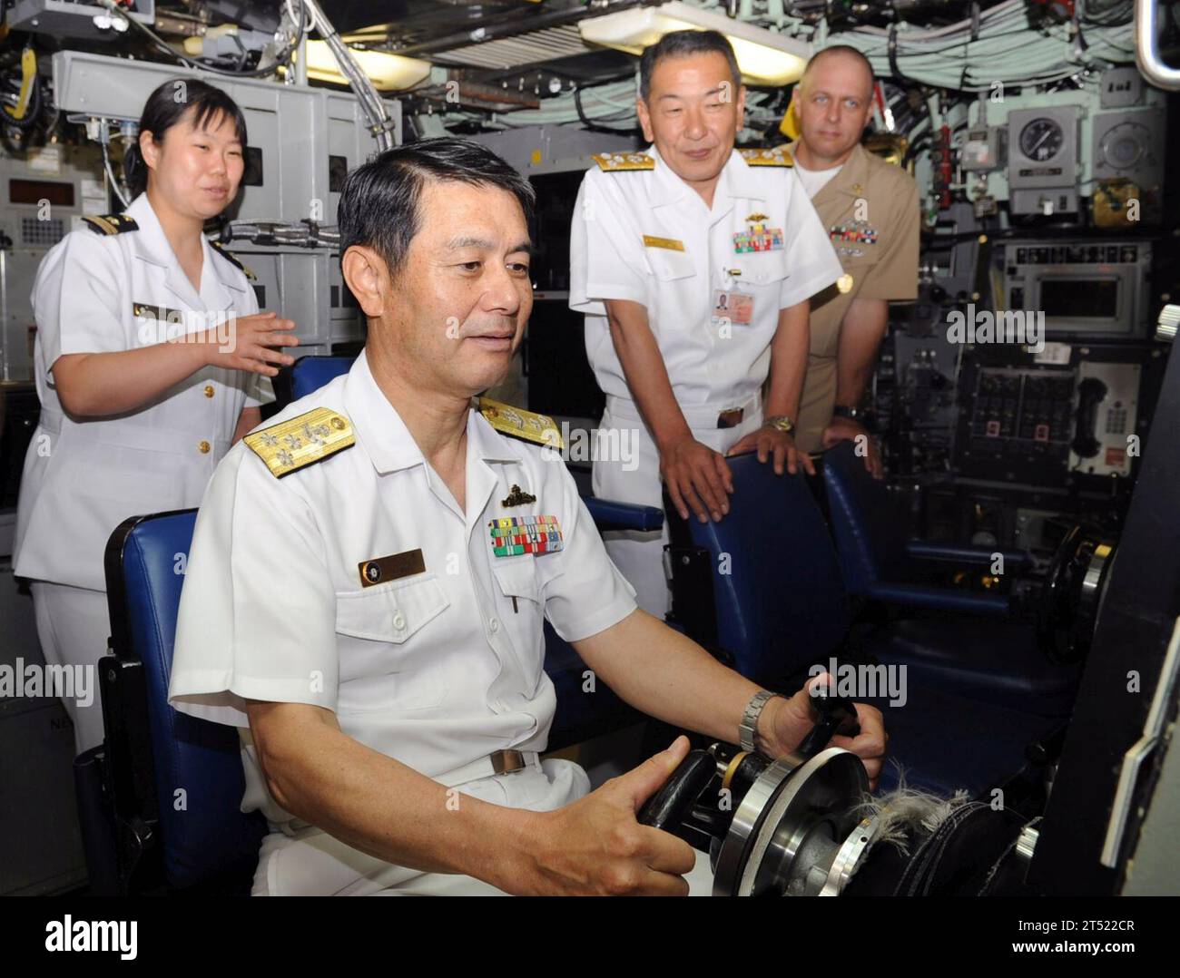 0905135013k-064 YOKOSUKA, Japon (13 mai 2009) le vice-amiral Tohru Izumi, commandant en chef de la flotte d'autodéfense de la Force maritime japonaise d'autodéfense (JMSDF), siège au panneau de contrôle du navire à bord de l'USS Seawolf (SSN 21). Izumi, vice-amiral Mikio Nagata, commandant de la Force sous-marine de la flotte, JMSDF ; et vice-amiral John M. Bird, commandant de la 7e flotte américaine, visitent Seawolf pendant qu'il est au port. (Marine américaine Banque D'Images