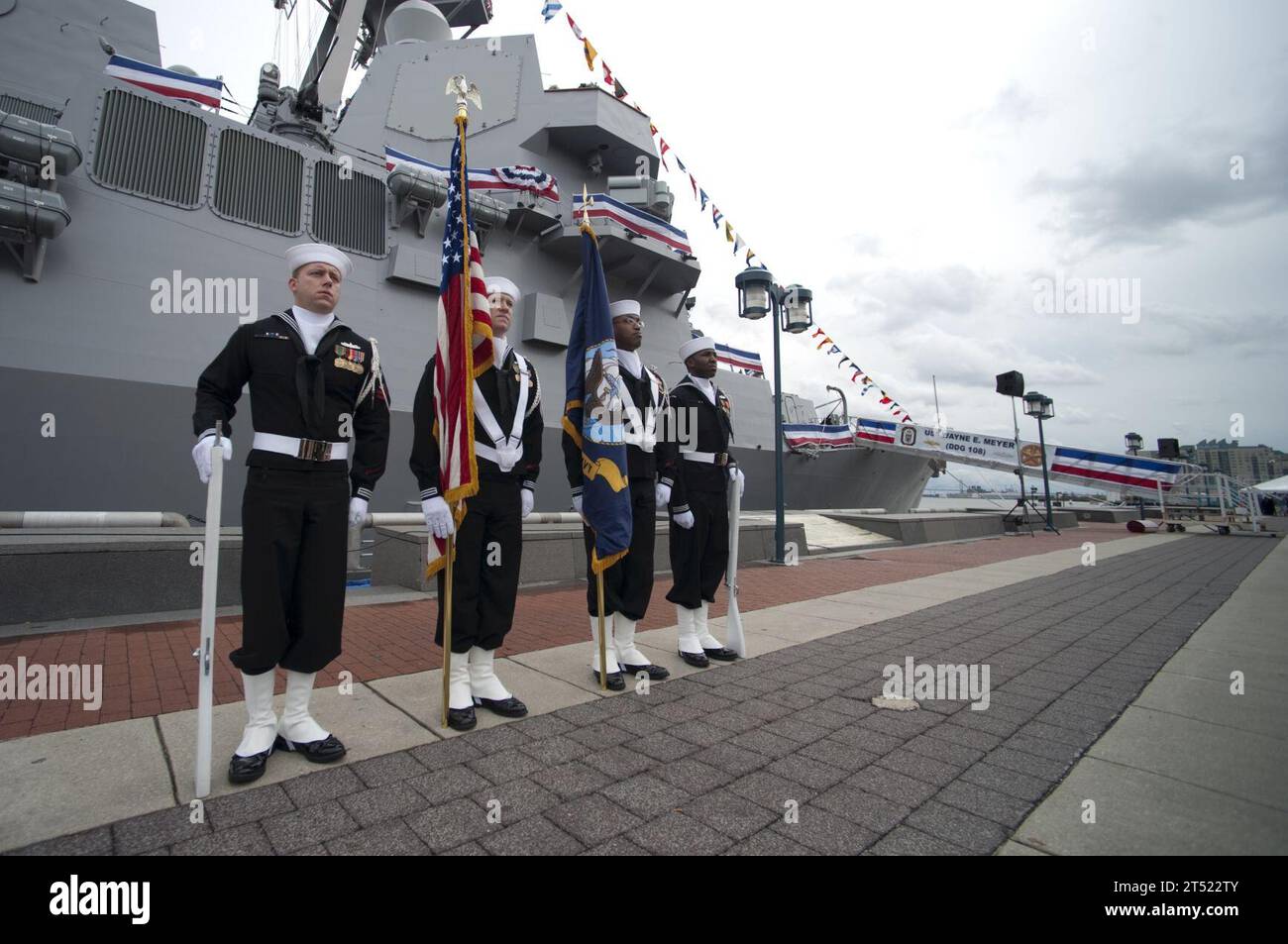 0910100696M-082 PHILDELPHIA (10 octobre 2009) la garde d'honneur de l'US Navy présente les couleurs lors de la cérémonie de mise en service du destroyer de missiles guidés de classe Arleigh Burke, USS Wayne E. Meyer (DDG 108) à Pennn's Landing à Philadelphie. Marine Banque D'Images
