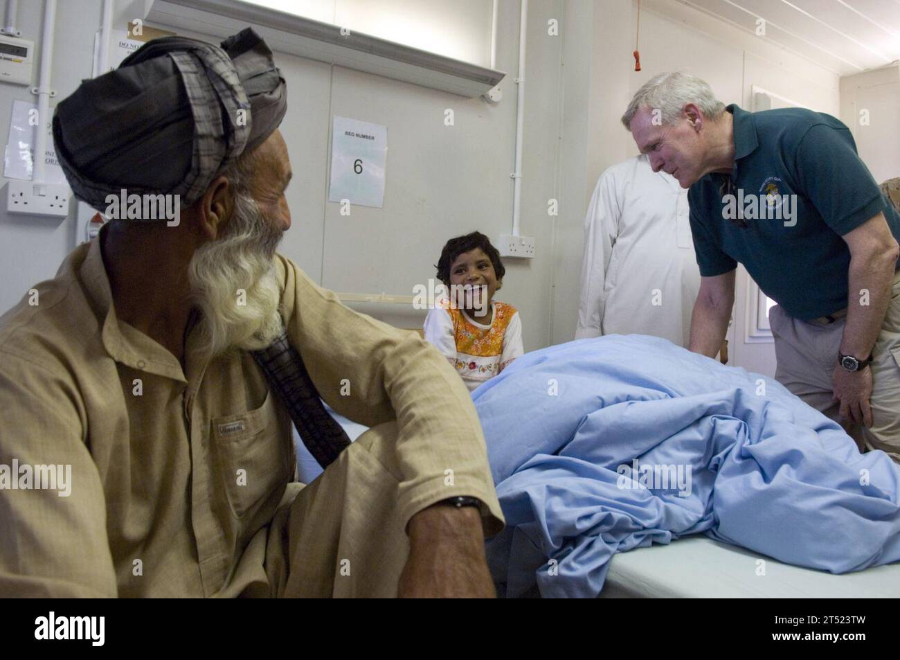 0908095549O-098 CAMP BASTION, Afghanistan (9 août 2009) Secrétaire de la Marine (SECNAV) l'honorable Ray Mabus parle à une jeune fille afghane lors d'une visite d'un hôpital au Camp Bastion, Afghanistan. Mabus est sur sa première tournée au Moyen-Orient en tant que secrétaire de la Marine en visite avec des dignitaires étrangers, des membres du gouvernement, des militaires, des marins et des Marines. Marine Banque D'Images