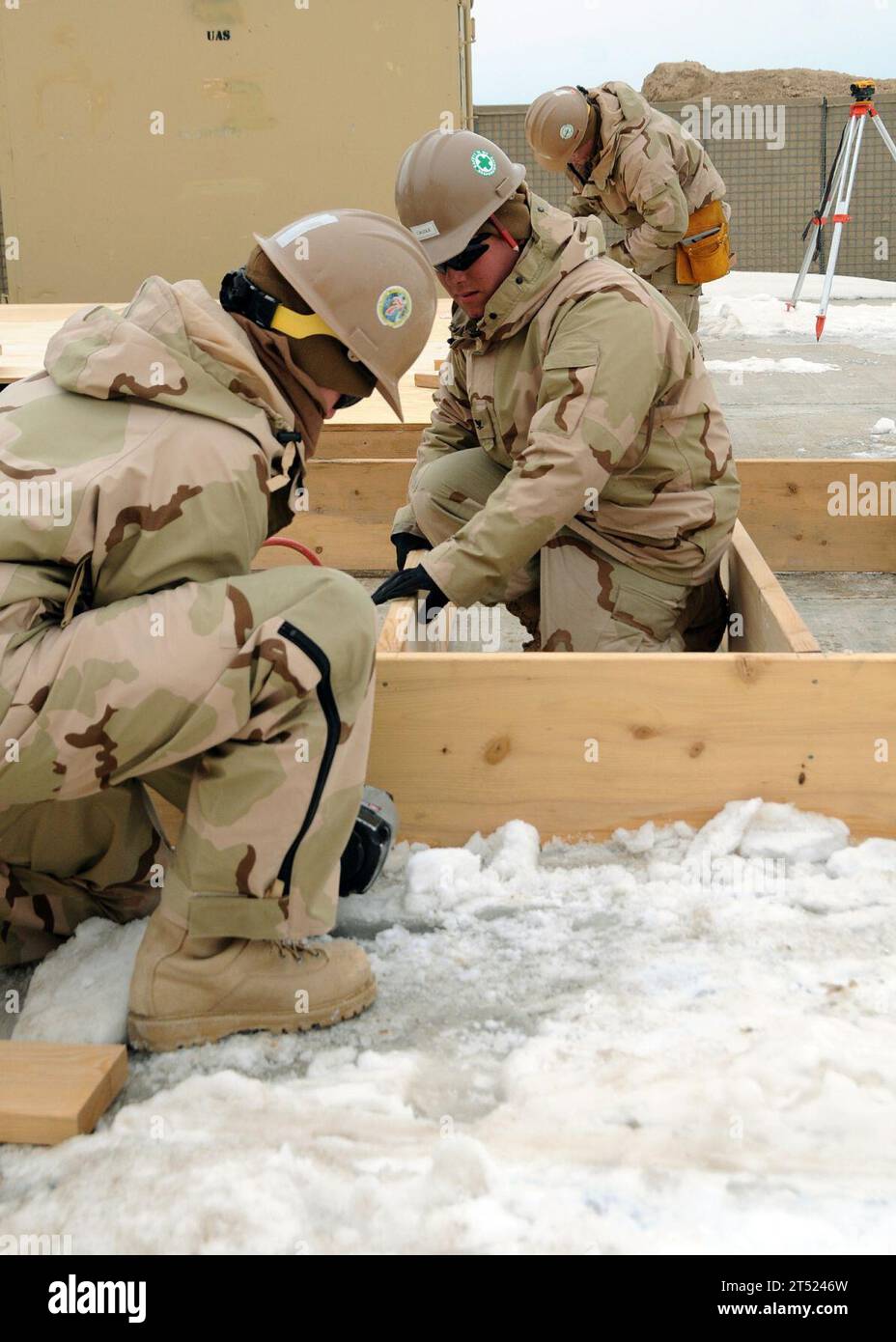 1202SD610-005 PROVINCE DE ZABUL, Afghanistan (le 2 février 2012) les marins affectés au détachement de Lagman du Naval Mobile Construction Battalion (NMCB) 7 construire un plancher en bois à installer dans une tente de l'Alaska. Le NMCB-7 et ses détachements sont l’un des deux bataillons Seabee qui appuient la Force internationale d’assistance à la sécurité (FIAS) dans le cadre de la Force opérationnelle Forager (TFF) opérant dans la zone de responsabilité du Commandement central des États-Unis. Marine Banque D'Images