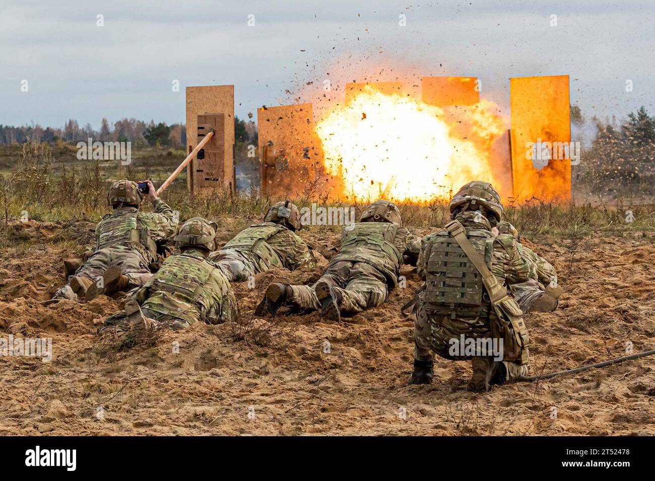 Adazi, Lettonie. 28 octobre 2023. Des soldats de l'armée américaine avec le bataillon du génie de la 9e brigade, l'équipe de combat de la 2e brigade blindée, la 3e division d'infanterie, soutenant le groupement tactique de présence avancée renforcée Pologne (EFP Pologne), se sont joints à d'autres troupes multinationales d'Albanie, du Canada, de République tchèque, d'Allemagne, d'Italie, Lettonie, Lituanie, Pologne, Espagne et Royaume-Uni avec EFP Lettonie pour l’exercice Verboom à Adazi, Lettonie, le 28 octobre 2023. Au cours de l'exercice Verboom, les ingénieurs américains ont soutenu EFP Lettonie en construisant une charge improvisée de poignée de porte pour montrer comment infiltrer une porte verrouillée. Le Banque D'Images