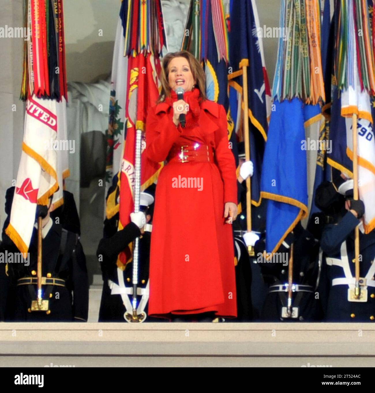 0901184692S-033 WASHINGTON (18 janvier 2009) Renee Fleming se produit avec le Glee Club de l'Académie navale des États-Unis au Lincoln Memorial sur le National Mall à Washington lors des cérémonies inaugurales. Plus de 5 000 hommes et femmes en uniforme fournissent un soutien cérémoniel militaire à l'inauguration présidentielle de 2009, une tradition qui remonte à l'inauguration de George Washington en 1789. (US Air Force Banque D'Images