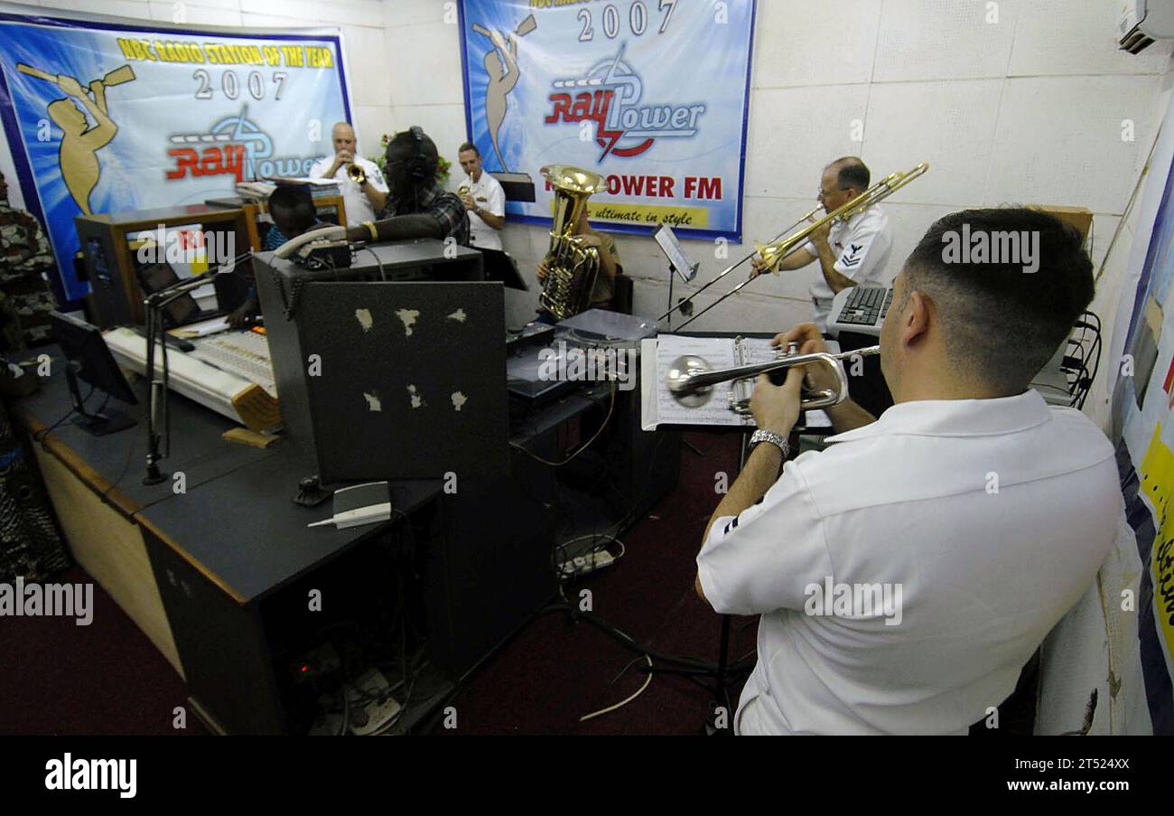 0903217948C-117 LAGOS, Nigeria (le 18 mars 2009) des membres d'un quintette de cuivres commandant des Forces navales d'Europe et d'Afrique jouent une performance radio en direct dans une station de radio à Lagos, au Nigeria, lors d'une visite du port de la Station du Partenariat africain par le navire de transport amphibie USS Nashville (LPD 13). Africa Partnership Station est une initiative internationale développée par les Forces navales Europe et Afrique pour travailler en coopération avec des partenaires américains et internationaux afin d'améliorer la sûreté et la sécurité maritimes en Afrique. Marine Banque D'Images