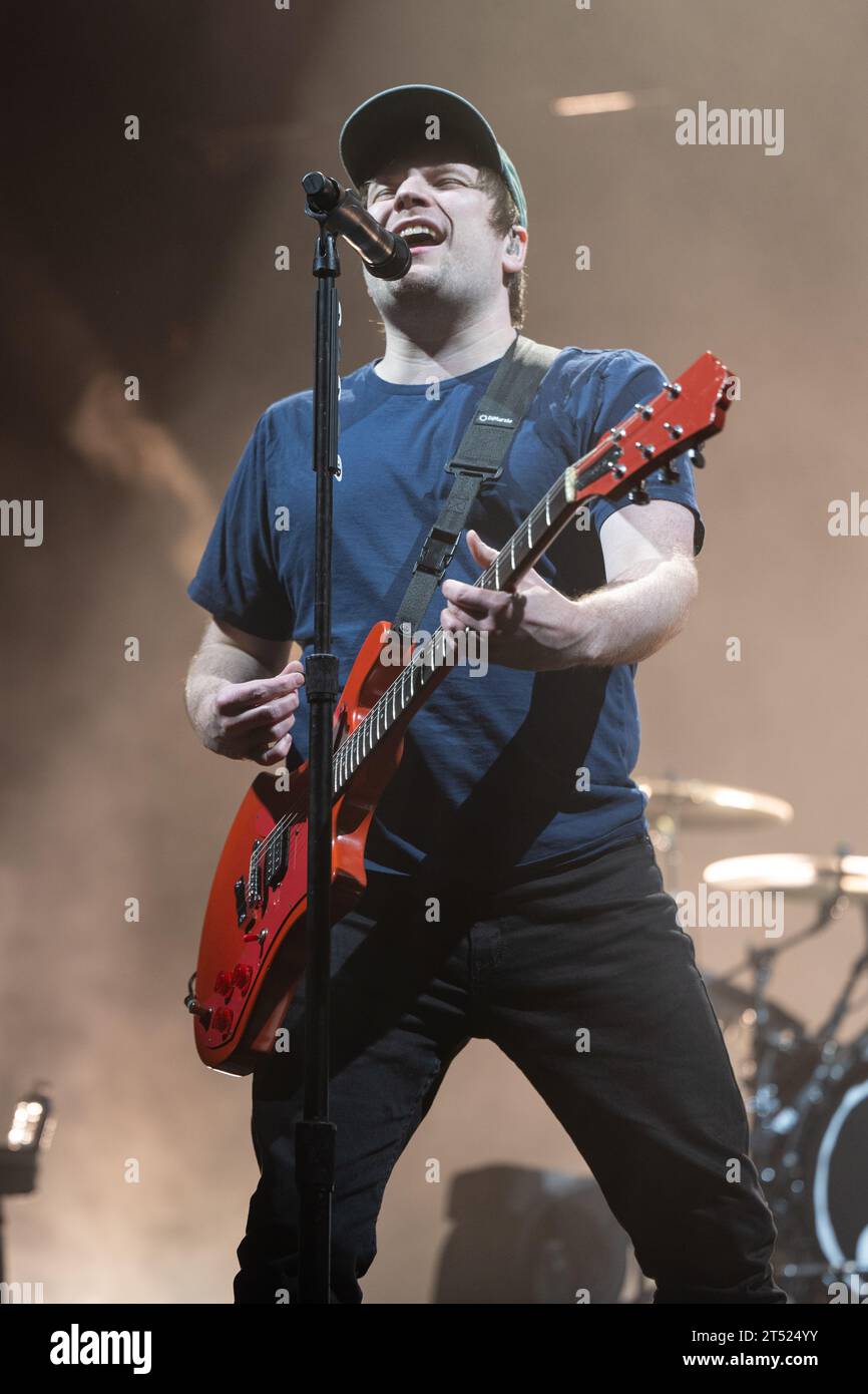 Le groupe de rock Fall Out Boy se produit à l'O2, à Londres, lors de leur tournée So Much for (Tour) Dust. Banque D'Images Le groupe de rock Fall Out Boy se produit à l'O2, à Londres, lors de leur tournée So Much for (Tour) Dust. Banque D'Images