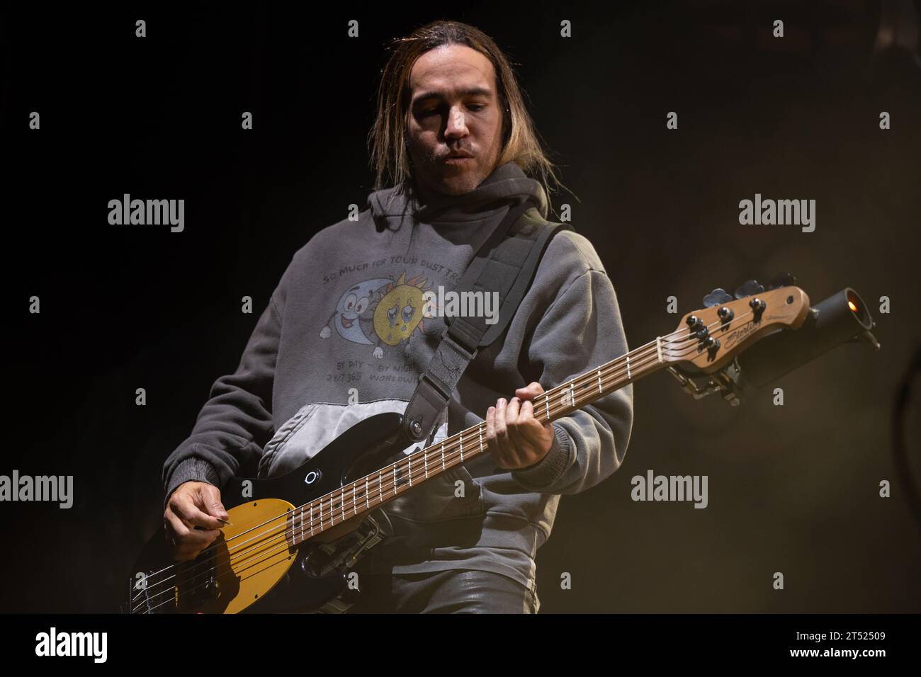 Le groupe de rock Fall Out Boy se produit à l'O2, à Londres, lors de leur tournée So Much for (Tour) Dust. Banque D'Images Le groupe de rock Fall Out Boy se produit à l'O2, à Londres, lors de leur tournée So Much for (Tour) Dust. Banque D'Images