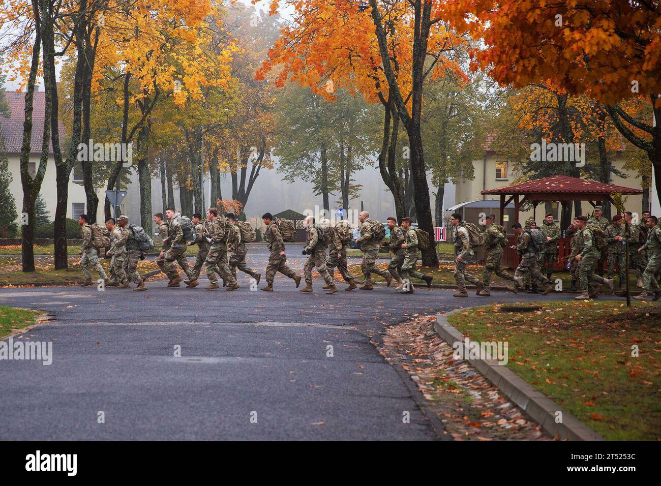 Bemowo Piskie, Pologne. 27 octobre 2023. Des soldats de l'armée américaine avec le 2e bataillon, le 69e régiment blindé, l'équipe de combat de la 2e brigade blindée, la 3e division d'infanterie, aux côtés d'alliés et de partenaires comprenant le groupement tactique de présence avancée renforcée de l'OTAN en Pologne, commencent la marche à pied norvégienne qui a lieu dans la zone d'entraînement de Bemowo Piskie, en Pologne, le 27 octobre. La marche du pied est conçue pour renforcer l'endurance physique et la ténacité mentale grâce à une marche sur route de 30 kilomètres portant un sac à dos de 24 livres. La mission de la 3e Division d'infanterie en Europe est de s'engager dans des entraînements et des exercices multinationaux Banque D'Images