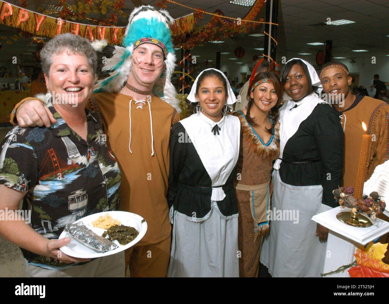 0611231328C-075 Camp Lemonier, Djibouti (23 nov. 2006) - le chef de commandement Theresa Carroll (à gauche) affecté à la Force opérationnelle interarmées combinée-Corne de l'Afrique prend le temps de prendre des photos avec le personnel de la salle à manger Bob Hope. Le personnel s'habillait en costumes de pèlerin basés sur le premier Thanksgiving. US Navy Banque D'Images