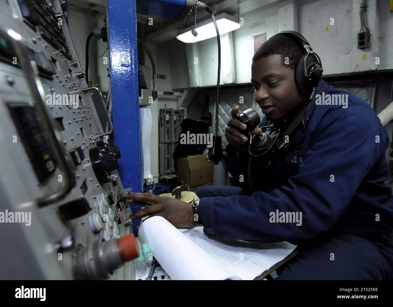 African American Sailor, CIWS, système d'armes rapprochées, tir, océan Pacifique, navire de commandement de la 7e flotte américaine, photo de la marine américaine, USS Blue Ridge (LCC 19) Banque D'Images