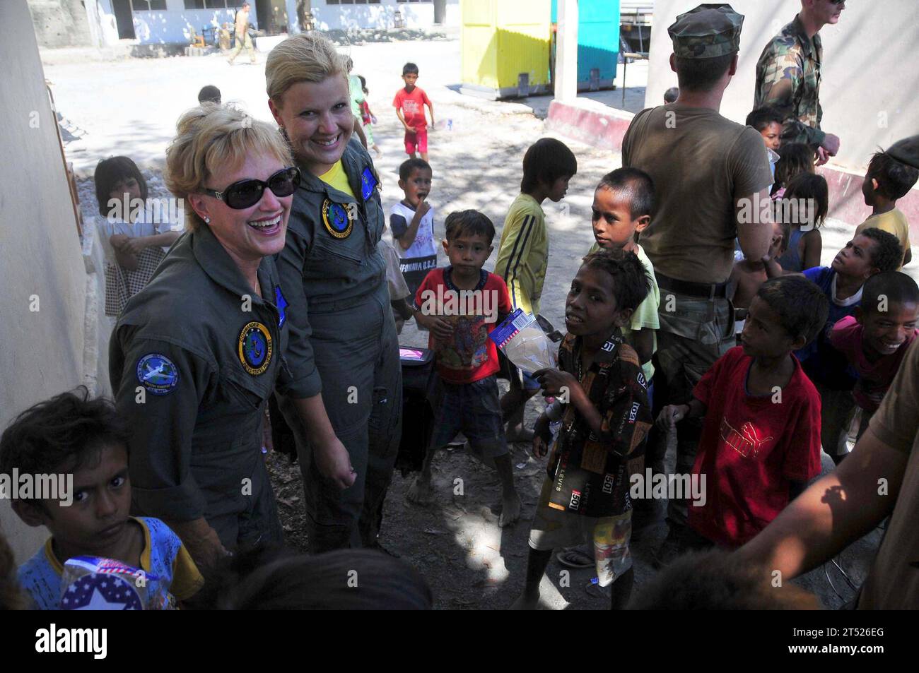 0807154128S-254 DILI, Timor oriental (15 juillet 2008) Donna Willard, à gauche, épouse du commandant de la flotte américaine du Pacifique, l'amiral Robert Willard, joue avec des enfants lors d'une visite à un programme d'action civique du Partenariat du Pacifique à l'école élémentaire Bario Pite. Pacific Partnership est un déploiement de quatre mois par le navire-hôpital USNS Mercy (T-AH-19) du Military Sealift Command pour aider les gouvernements des pays participants dans le cadre de programmes d’assistance civique médicale, dentaire et de construction. US Navy Banque D'Images