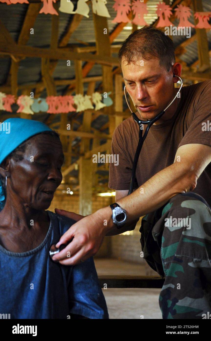 0809204515N-354 MAROSE, Haïti (le 20 septembre 2008) le capitaine Tim Shope, un assistant médical embarqué à bord du navire d'assaut amphibie USS Kearsarge (LHD 3), écoute les poumons et le rythme cardiaque d'une femme hatienne âgée. Les contributions de l'Amérique aux efforts de secours sont coordonnées par l'Agence des États-Unis pour le développement international (USAID) et son Bureau de l'assistance américaine en cas de catastrophe à l'étranger. Marine Banque D'Images