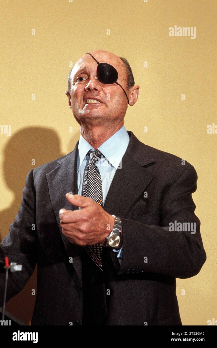 Moshe Dayan, chef militaire et homme politique israélien, participant à la conférence de presse, New York City, New York, États-Unis, Bernard Gotfryd, 1980 ans Banque D'Images