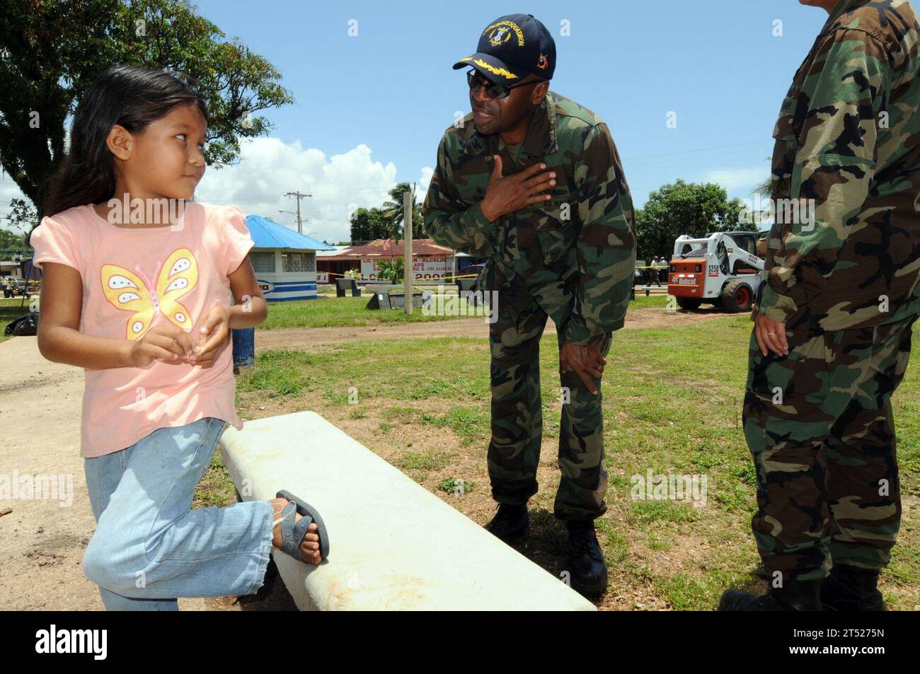 0808155642P-106 PUERTA CABEZAS, Nicaragua (15 août 2008) le capitaine Fernandez 'Frank' Ponds, commandant de mission de Continuing Promise 2008, parle avec des enfants de la région du nouveau terrain de jeu construit au parc municipal. Le navire d'assaut amphibie USS Kearsarge (LHD 3) est la principale plate-forme pour la phase caraïbe de Continuing Promise, une mission de partenariat équitable impliquant les États-Unis, le Canada, les pays-Bas, le Brésil, le Nicaragua, Panama, Colombie, République dominicaine, Trinité-et-Tobago et Guyana. Marine Banque D'Images