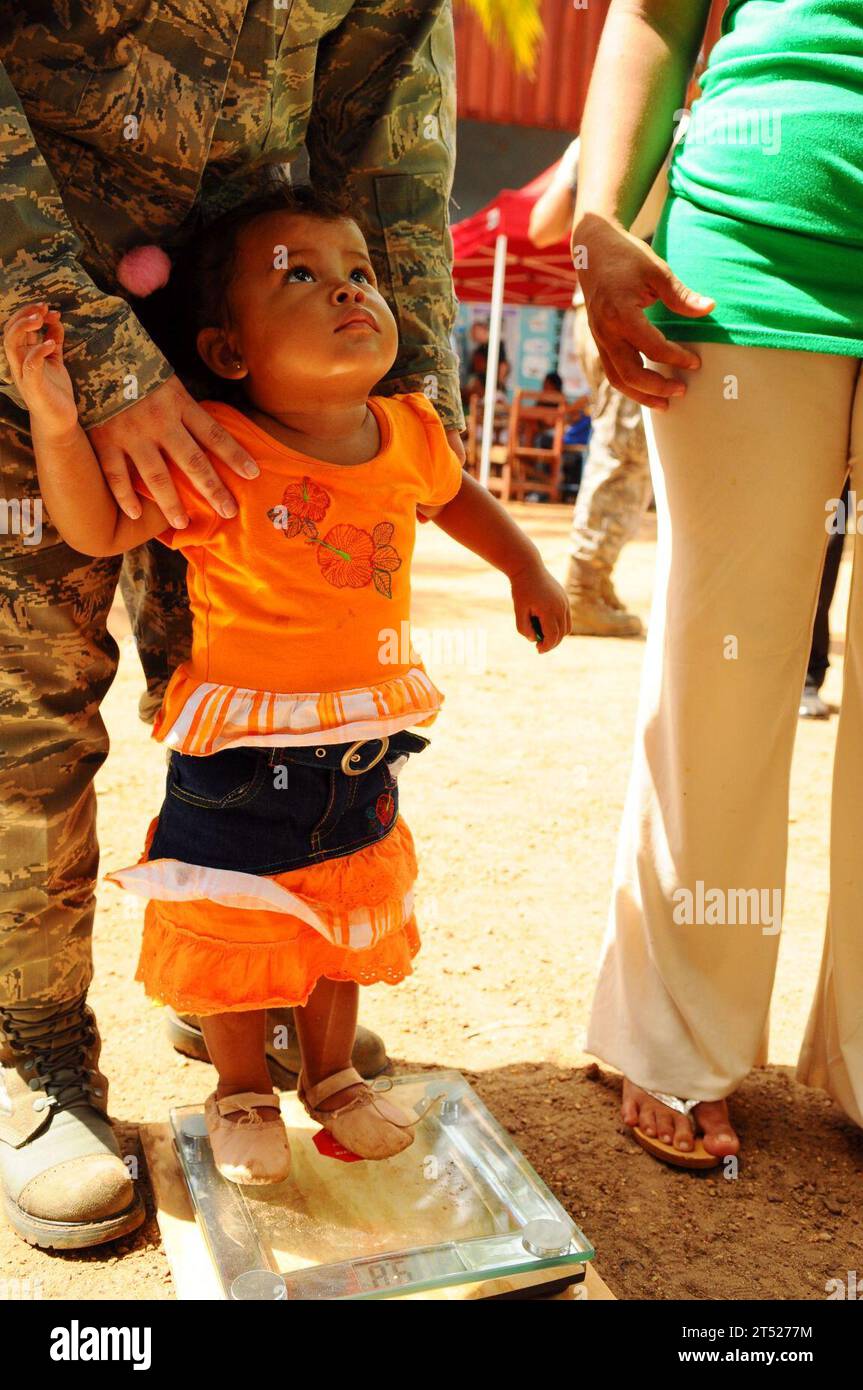 0808164515N-052 PUERTO CABEZAS, Nicaragua (16 août 2008)- Un assistant médical embarqué à bord du navire d'assaut amphibie USS Kearsarge (LHD 3) aide un jeune enfant à monter sur la balance à la clinique médicale Juan Comenius High School pendant un projet d'assistance humanitaire Promise 2008. Kearsarge est la plate-forme principale pour la phase caraïbe de Continuing Promise, une mission de partenariat équitable impliquant les États-Unis, le Canada, les pays-Bas, le Brésil, le Nicaragua, Panama, Colombie, République dominicaine, Trinité-et-Tobago et Guyana. Marine Banque D'Images