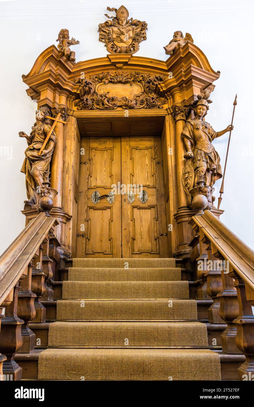 L'entrée de la bibliothèque de l'abbaye de Waldsassen avec des sculptures en bois de chaux crée l'ambiance pour la magnifique bibliothèque. Goethe était déjà impressionné par la bibliothèque baroque. Waldsassen, Allemagne Banque D'Images
