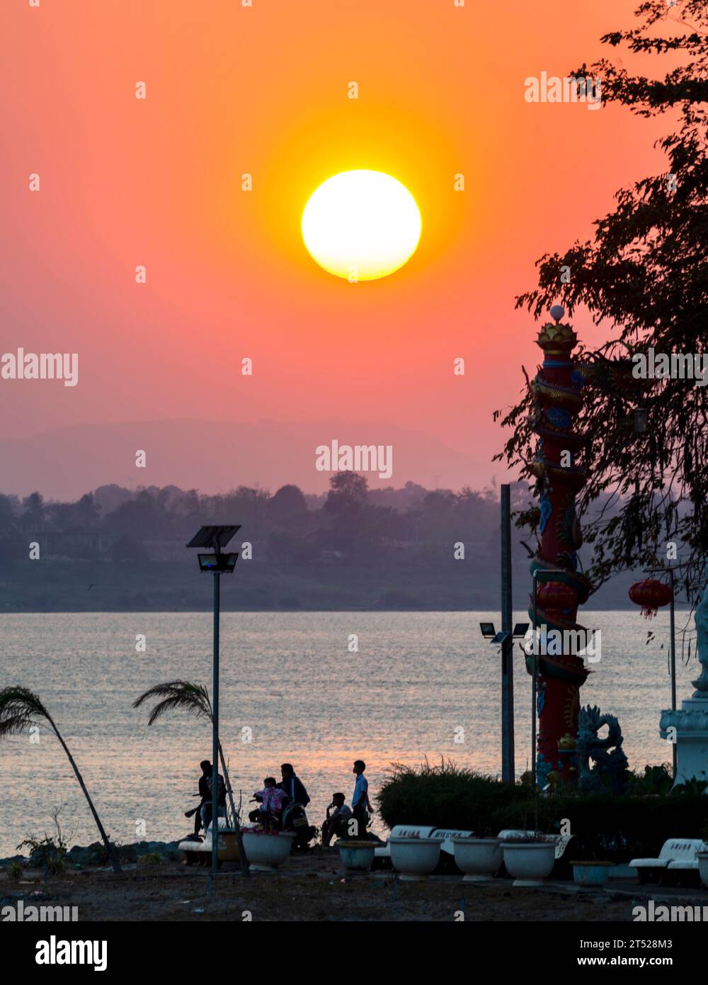 Sur la route surélevée de la rive, regardant vers le petit temple de Am Sopse, sur le bord du fleuve Mékong, dans la région de Champasak. Banque D'Images