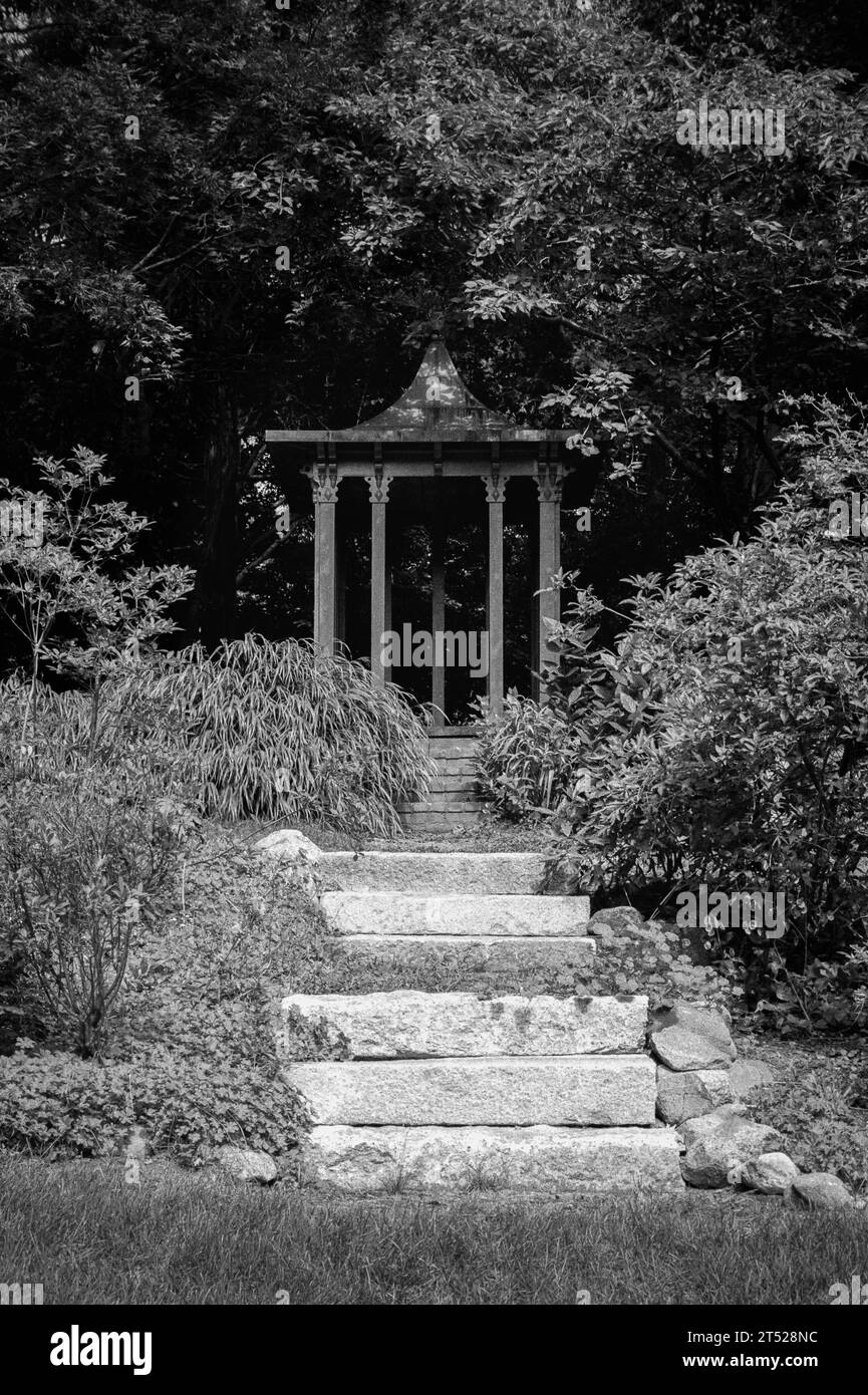 Long Hill - Beverly, Massachusetts - Une pagode rouge se dresse au sommet d'un couvert de plantes luxuriantes au milieu d'un jardin un jour d'été. L'image Banque D'Images