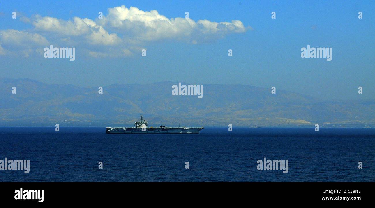 1001247508R-024 BAIE DE GRAND GOAVE, Haïti (24 janvier 2010) le porte-avions de classe Nimitz USS Carl Vinson (CVN 70) opère au large des côtes d'Haïti. Carl Vinson, avec le navire d'assaut amphibie USS Bataan (LHD 5), et les navires amphibies de débarquement à quai USS fort McHenry (LSD 43), USS Gunston Hall (LSD 44) et USS carter Hall (LSD 50) participent à l’opération Unified Response et fournissent des capacités de soutien militaire aux autorités civiles pour aider à stabiliser et à améliorer la situation en Haïti à la suite du tremblement de terre de magnitude 7,0 qui a frappé la région le 12 janvier 2010. Marine Banque D'Images