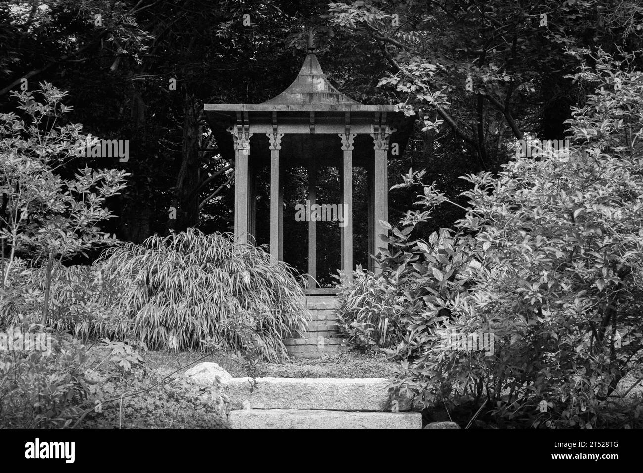 Long Hill - Beverly, Massachusetts - Une pagode rouge se dresse au sommet d'un couvert de plantes luxuriantes au milieu d'un jardin un jour d'été. L'image Banque D'Images