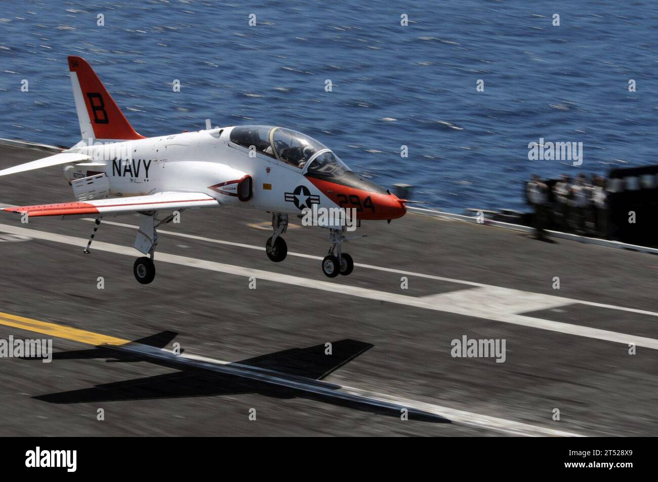 0904173659B-273 PACIFIC OCEAN (17 avril 2009) Un T-45 Goshawk affecté à la Training Air Wing (TW) 2 atterrit à bord du porte-avions USS Ronald Reagan (CVN 76). Les TW-1 et TW-2 sont à bord du Ronald Reagan pour mener des opérations de vol de porte-avions qui forment de nouveaux pilotes pour de futures affectations. Ronald Reagan est en train de mener des qualifications de porte-avions de remplacement de flotte dans l'océan Pacifique. Marine Banque D'Images