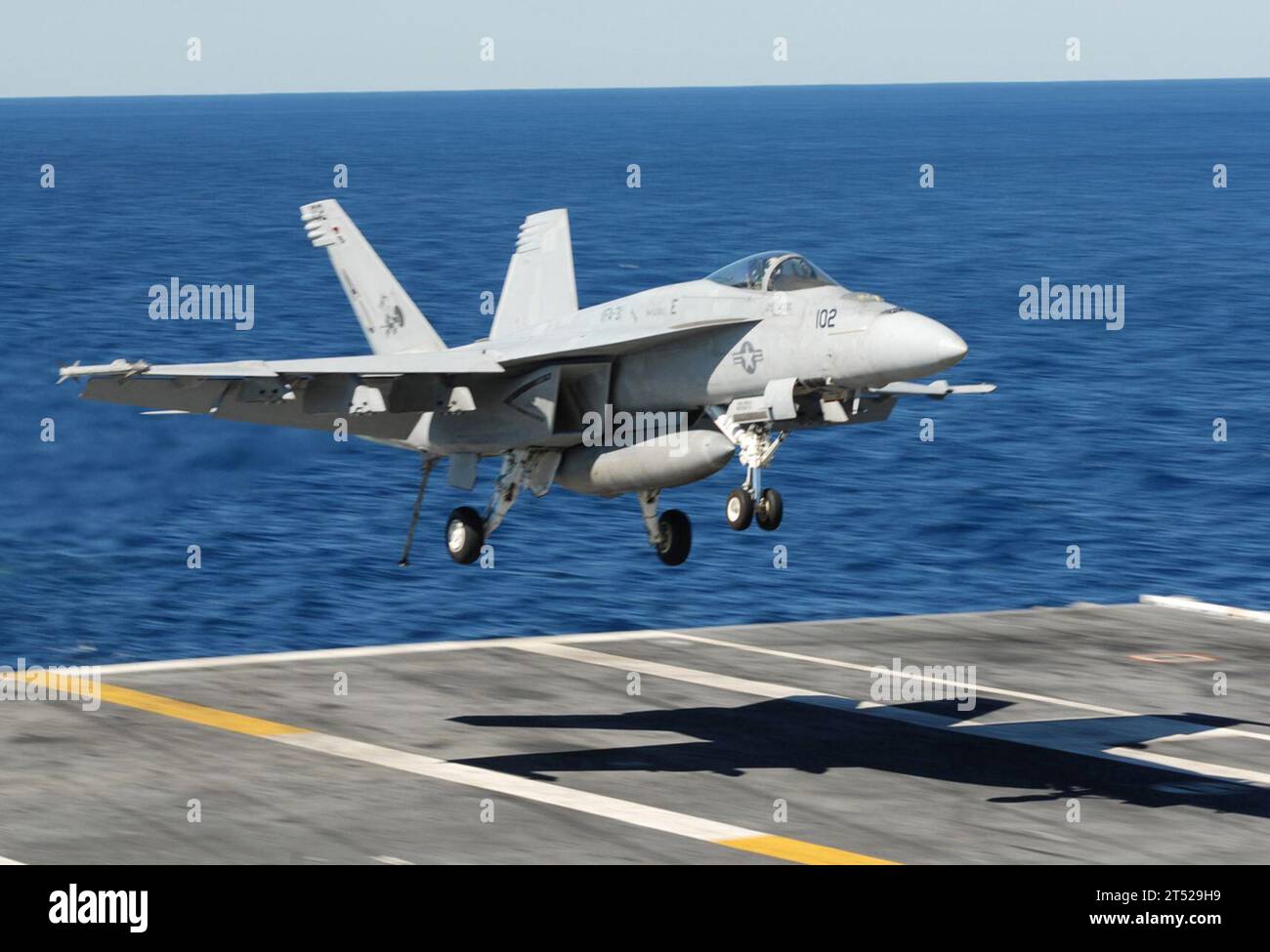 1010232686k-585 ATLANTIC OCEAN (23 octobre 2010) un F/A-18E Super Hornet affecté au Strike Fighter Squadron (VFA) 87 atterrit à bord du porte-avions USS George H.W. Bush (CVN 77). George H.W. Bush effectue un problème d'évaluation finale et de disponibilité de la formation sur mesure du navire. Marine Banque D'Images