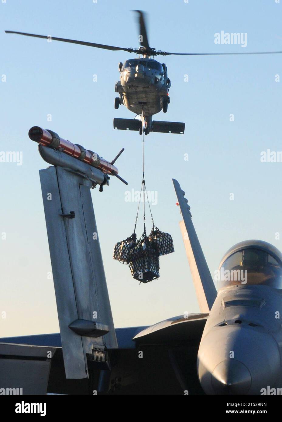 1011031004S-011 PACIFIC OCEAN (3 novembre 2010) un hélicoptère SH-60F Sea Hawk affecté au Black Knights of Helicopter anti-Submarine Squadron (HS) 4 survole une zone de largage de fret sur le pont d'envol du porte-avions USS Ronald Reagan (CVN 76) lors d'un réapprovisionnement vertical. Le HS-4 est embarqué à bord de Ronald Reagan pour compléter un exercice d'unité d'entraînement composite en préparation d'un déploiement à venir. Marine Banque D'Images
