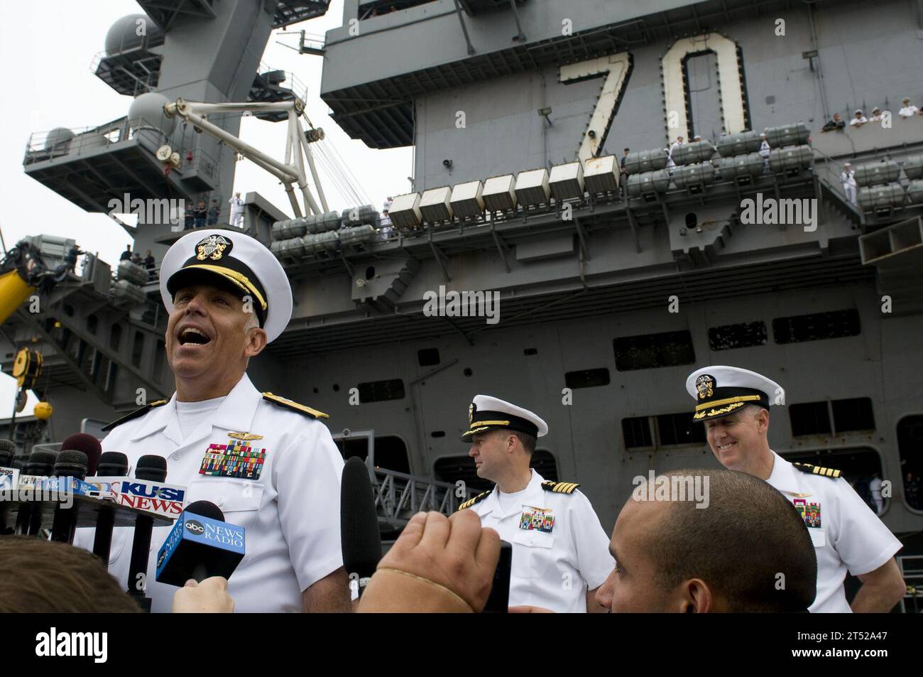 110615MD252-075 SAN DIEGO (15 juin 2011) l'amiral arrière Samuel Perez, commandant du Carrier Strike Group (CSG) 1, s'adresse au personnel des médias après le retour du porte-avions de classe Nimitz USS Carl Vinson (CVN 70) à la base navale de Coronado. Carl Vinson a conclu un déploiement de six mois soutenant les opérations de sécurité du théâtre maritime dans l'océan Pacifique occidental et les zones de responsabilité du commandement central des États-Unis. Marine Banque D'Images