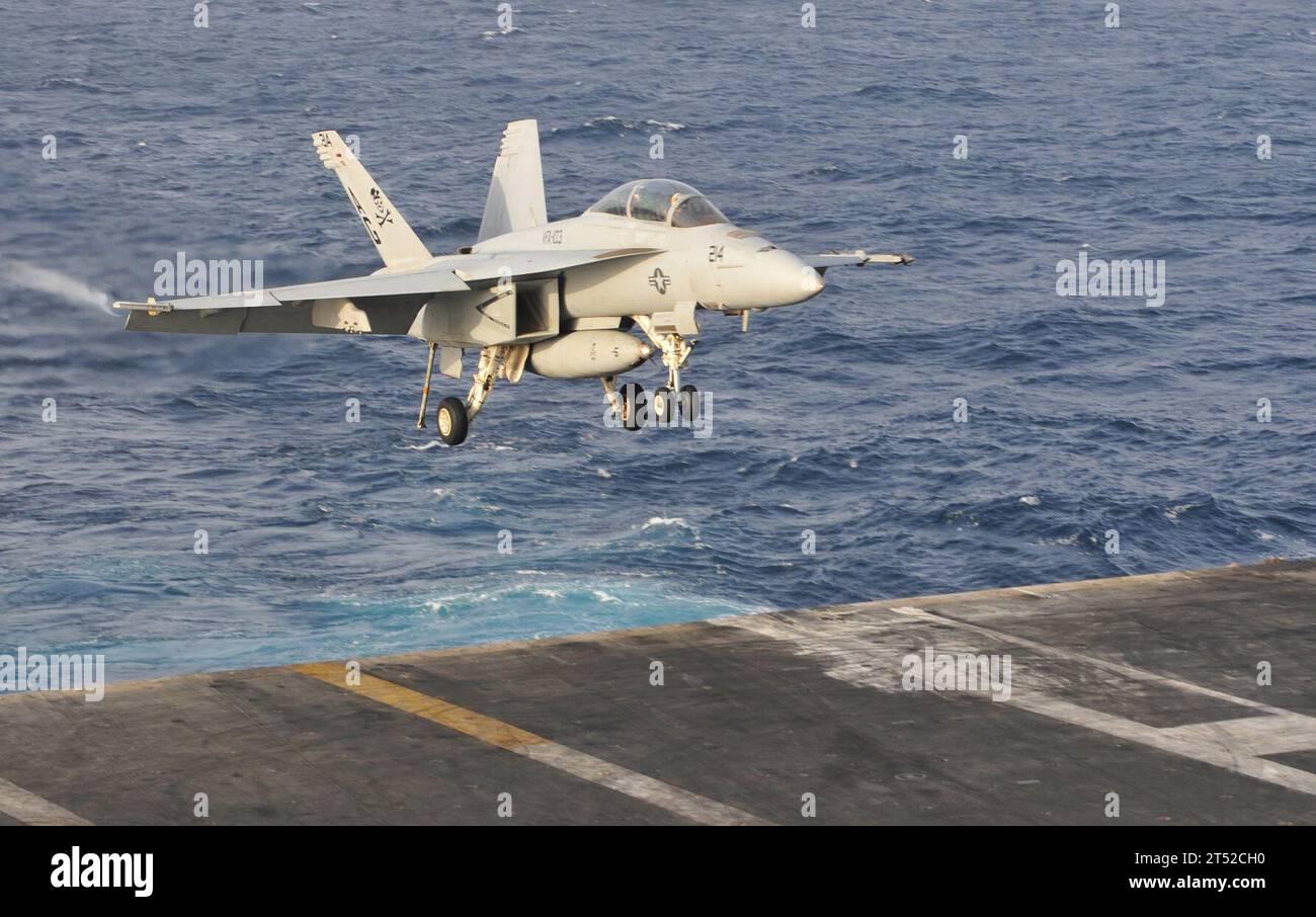 1006213595W-001 ARABIAN SEA (21 juin 2010) un F/A-18F Super Hornet affecté au Jolly Rogers of Strike Fighter Squadron (VFA) 103, atterrit à bord du porte-avions USS Dwight D. Eisenhower (CVN 69). Le groupe d'attaque Eisenhower Carrier Strike Group est déployé dans le cadre d'une rotation continue des forces déployées à l'avant pour soutenir les opérations de sécurité maritime dans la zone de responsabilité de la 5e flotte américaine. Marine Banque D'Images