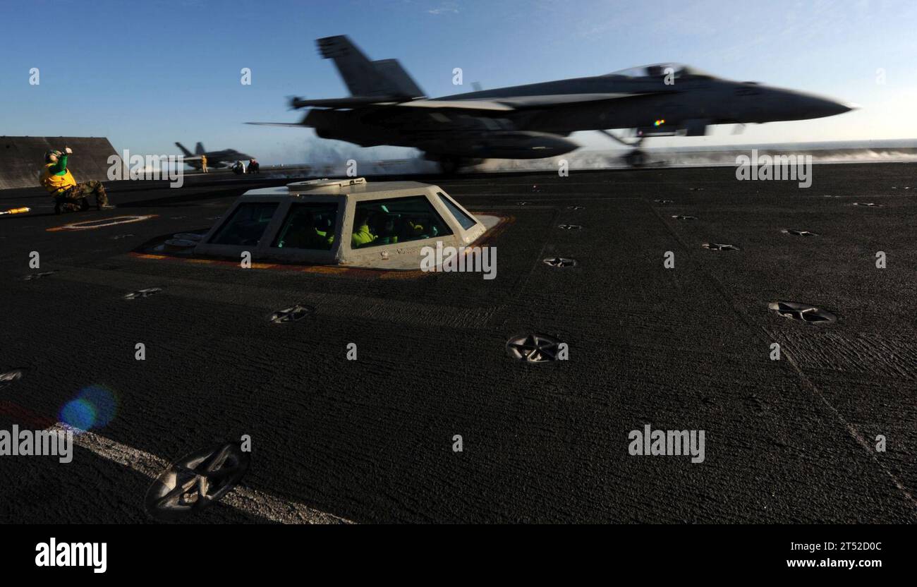 110602OY799-308 PACIFIC OCEAN (2 juin 2011) un F/A-18E Super Hornet du Tophatters of Strike Fighter Squadron (VFA) 14 lancements du porte-avions de classe Nimitz USS John C. Stennis (CVN 74). Le John C. Stennis Carrier Strike Group mène un exercice de groupe de travail conjoint. Marine Banque D'Images