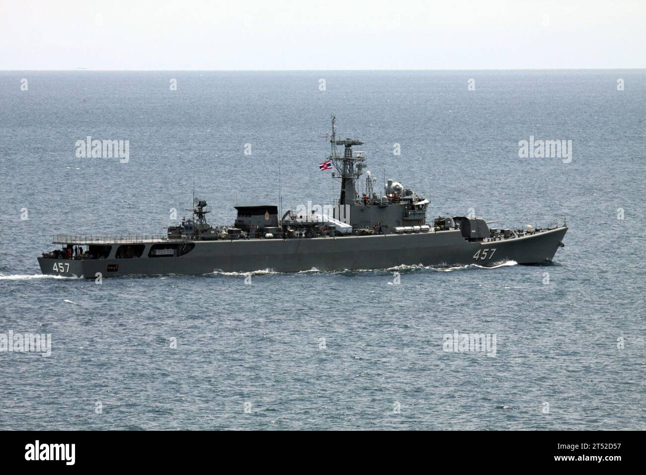 1010079643S-018 PACIFIC OCEAN (7 octobre 2010) la frégate HTMS Kraburi (FF47) de la Royal Thai Navy signale au porte-avions USS George Washington (CVN 73) lors d'un exercice de code Morse entre le porte-avions USS George Washington (CVN 73) et la Royal Thai Navy. George Washington, le seul porte-avions de la Marine à déploiement avancé permanent, contribue à assurer la sécurité et la stabilité dans l’océan Pacifique occidental. Marine Banque D'Images