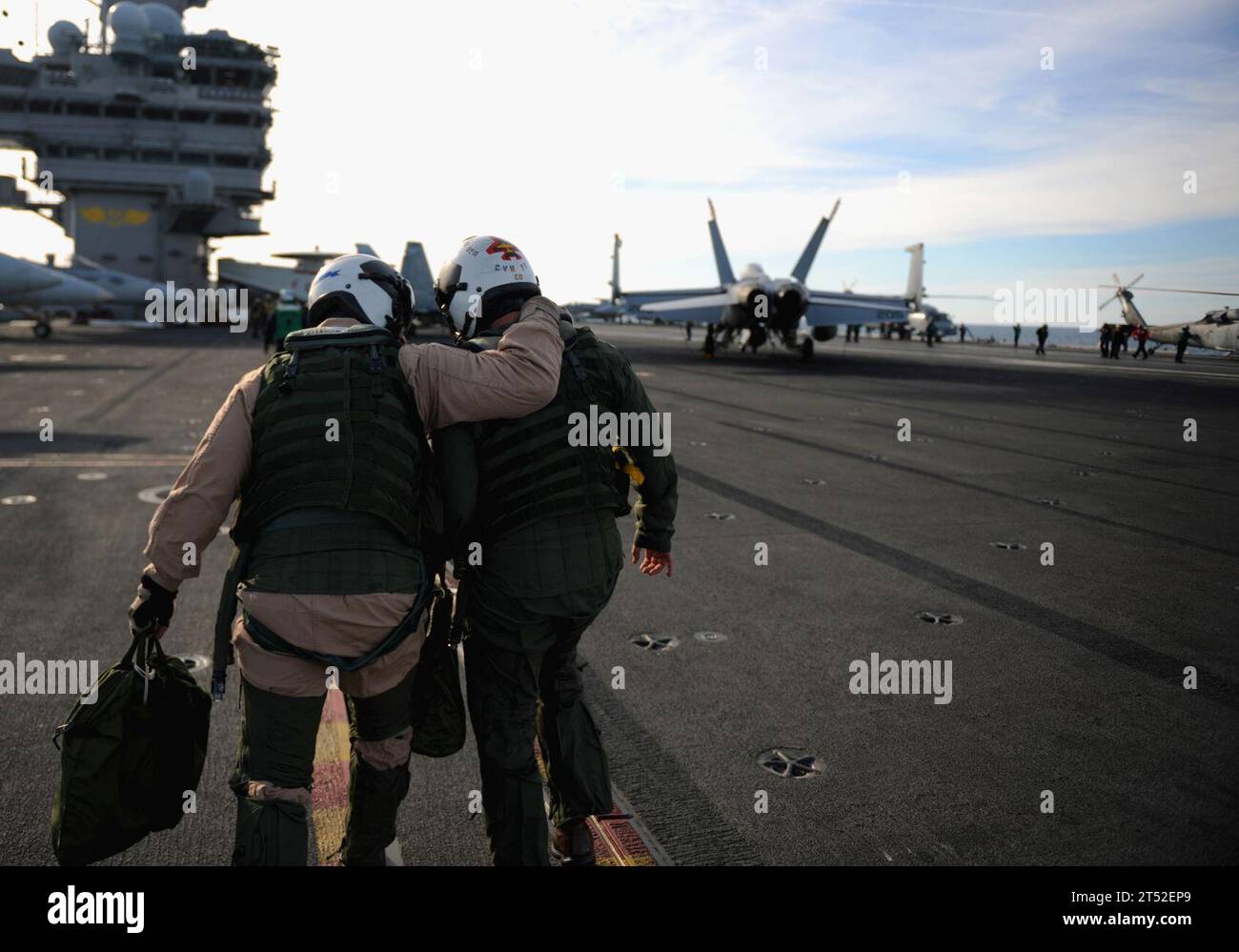 110202YZ751-303 OCÉAN ATLANTIQUE (2 février 2011) le capitaine Chip Miller, à droite, commandant du porte-avions USS George H.W. Bush (CVN 77), et le capitaine Jeffery A. Davis, commandant de l'escadre aérienne du porte-avions (CVW) 8, traversent le poste d'envol. George H.W. Bush est en cours dans l'océan Atlantique pour mener un exercice de groupe de travail conjoint. Marine Banque D'Images
