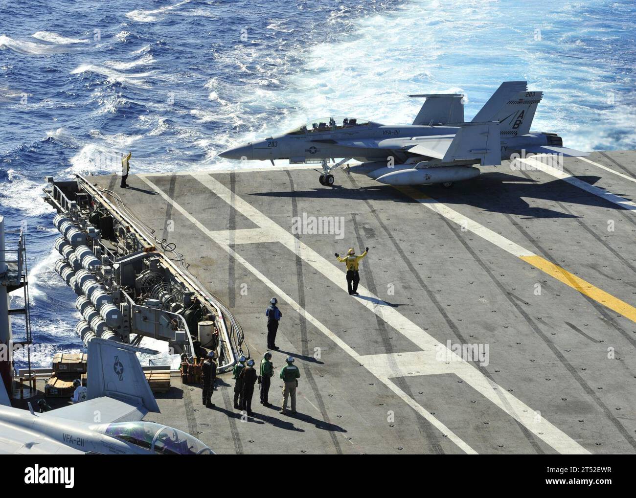 Directeurs d'avions, océan atlantique, F/A-18F Super Hornet, pont d'envol, photo de la marine américaine, USS Enterprise (CVN 65) Banque D'Images