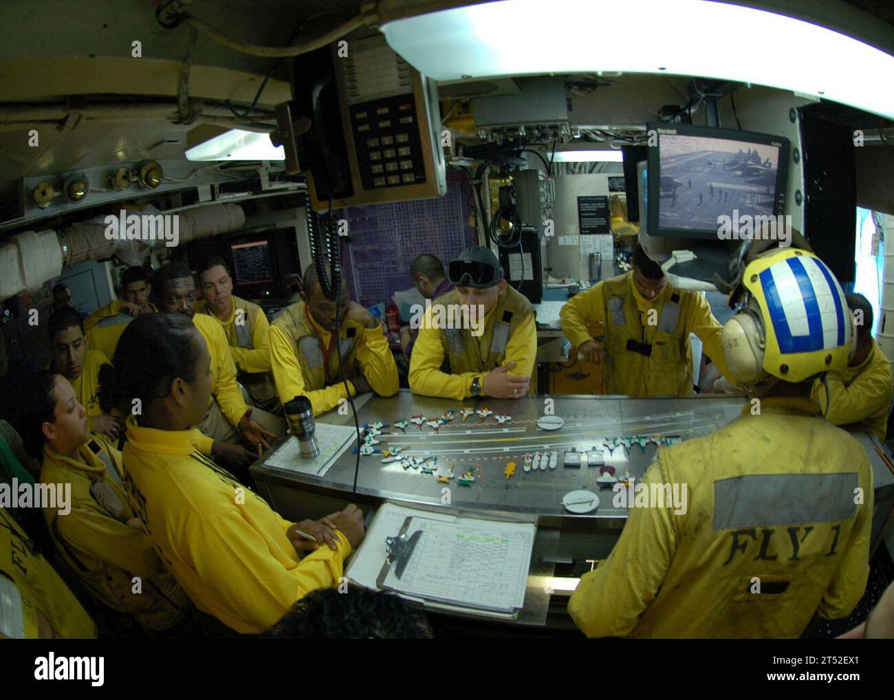 0611134053P-115 Océan Pacifique (13 novembre 2006) - les directeurs d'avions écoutent le plan de vol de la journée et passent en revue toutes les précautions de sécurité pendant l'exercice ANNUALEX de la Force maritime d'autodéfense américaine et japonaise (JMSDF) à bord de l'USS Kitty Hawk (CV 63). L'exercice est conçu pour améliorer les capacités des deux forces dans la défense du Japon. Environ 8 500 marins américains prennent part à bord de 13 navires, sous-marins et divers aéronefs basés à terre. Environ 90 navires de la JMSDF et 130 avions y participent également. US Navy Banque D'Images
