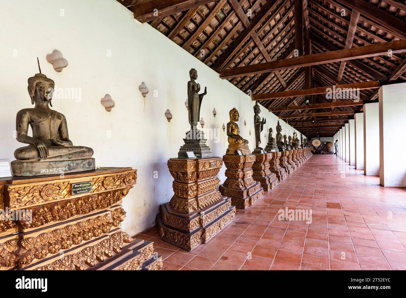 PHA That Luang, That Luang, statues de Bouddha au couloir, stupa bouddhiste et temple, Vientiane, Laos, Asie du Sud-est, Asie Banque D'Images