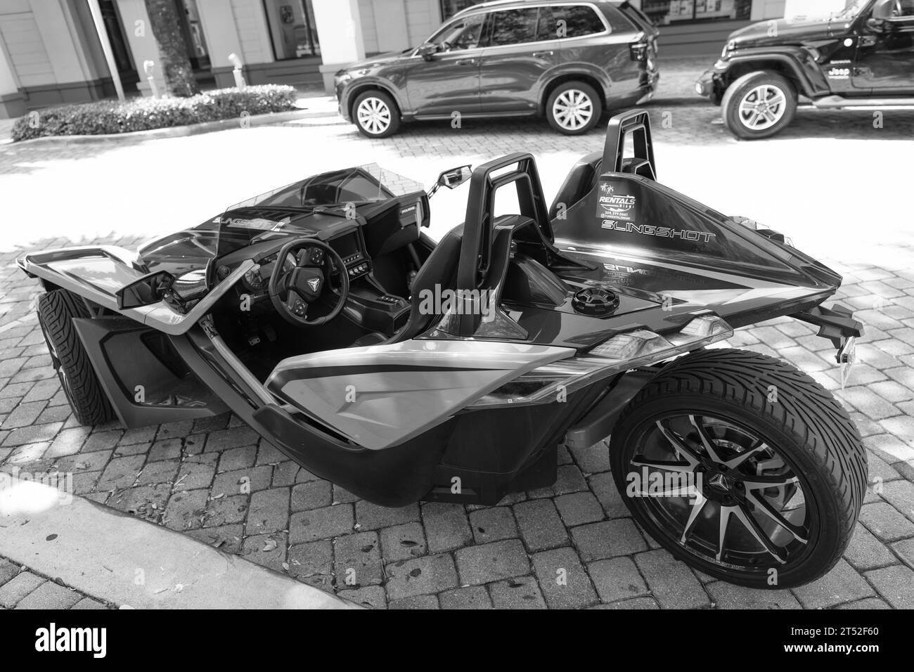 Miami Beach, Floride Etats-Unis - 15 avril 2021: Bleu orange polaris Slingshot, vue du coin arrière. Banque D'Images