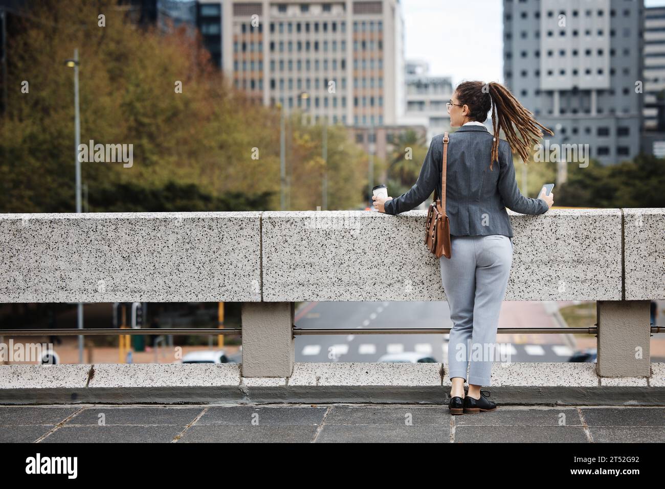 Femme d'affaires, rooftop de la ville et penser avec des idées, la vision et la planification pour l'avenir, la carrière ou l'objectif de vie. Femme entrepreneure, rêve et Banque D'Images