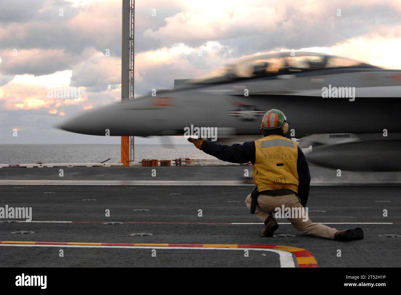 0711070455L-011 OCÉAN ATLANTIQUE (7 novembre 2007) - Un tireur du poste d'envol lance un F/A-18 Hornet depuis le poste d'envol à bord de l'USS Harry S. Truman (CVN 75). Truman fait partie du Carrier Strike Group (CSG) 10 et est en route vers la zone de responsabilité du Commandement central dans le cadre de la rotation en cours pour soutenir les opérations de sécurité maritime dans la région. US Navy Banque D'Images