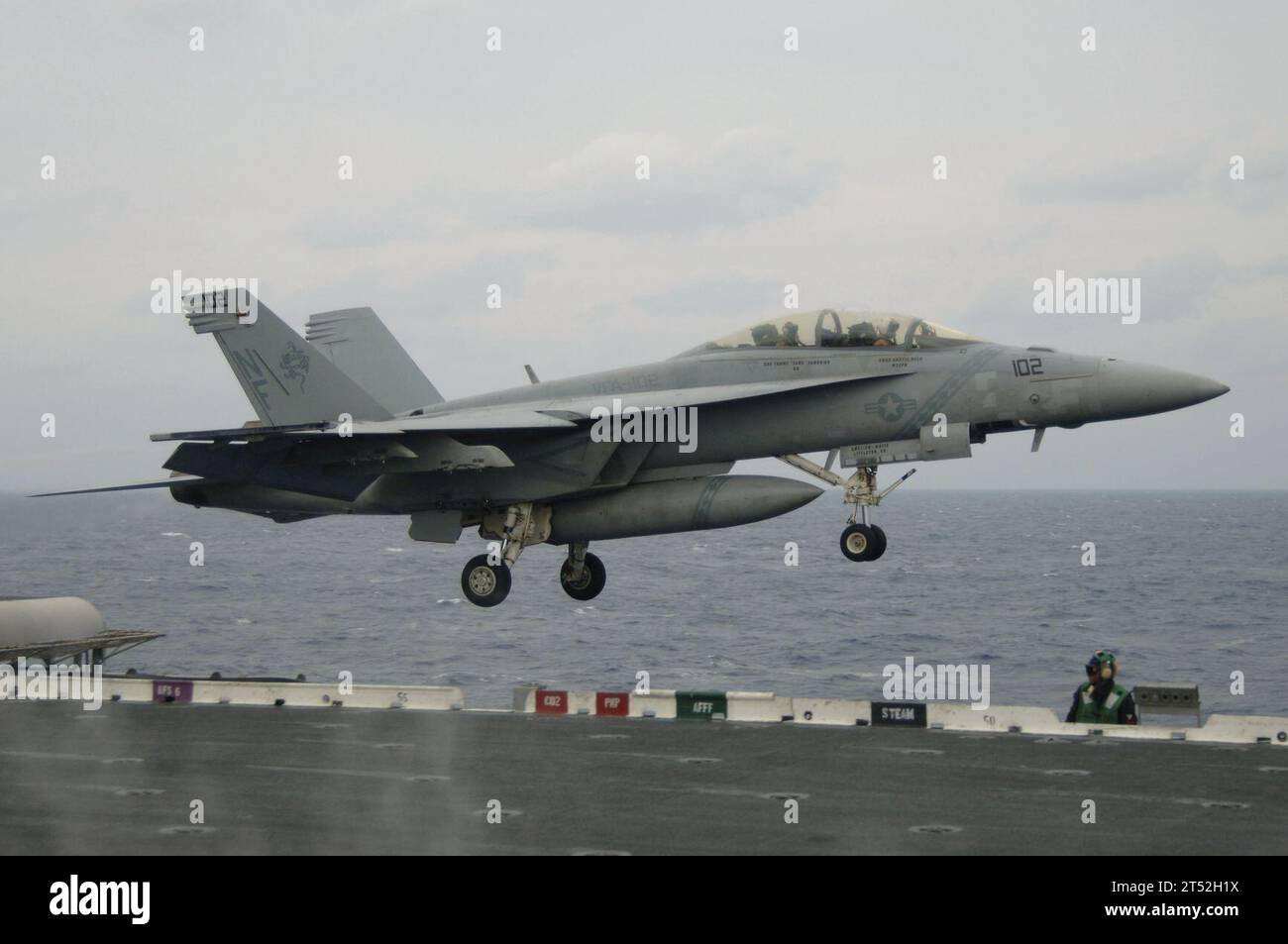 0612016106R-037 Philippine Sea (1 décembre 2006) - un F/A-18F Super Hornet affecté au Strike Fighter Squadron One Zero Two (VFA-102) est lancé depuis le pont d'envol de l'USS Kitty Hawk (CV 63). Kitty Hawk, opérant à partir des activités de la flotte Yokosuka, au Japon, est actuellement déployé au large d'Okinawa dans le cadre d'un déploiement régulier. US Navy Banque D'Images