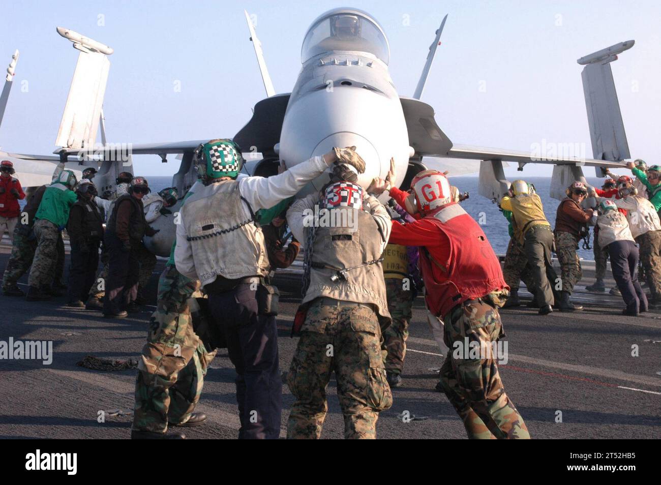 0704115484G-035 PACIFIC OCEAN (11 avril 2007) - des marins et des Marines effectuent une poussée sur un F/A-18a Hornet affecté aux « Red Devils » du Marine Fighter Attack Squadron (VMFA) 232 sur le pont d'envol du porte-avions nucléaire USS Nimitz (CVN 68). Le Nimitz Carrier Strike Group (CSG) est déployé pour appuyer les opérations dans la zone de responsabilité du commandement central des États-Unis. US Navy Banque D'Images