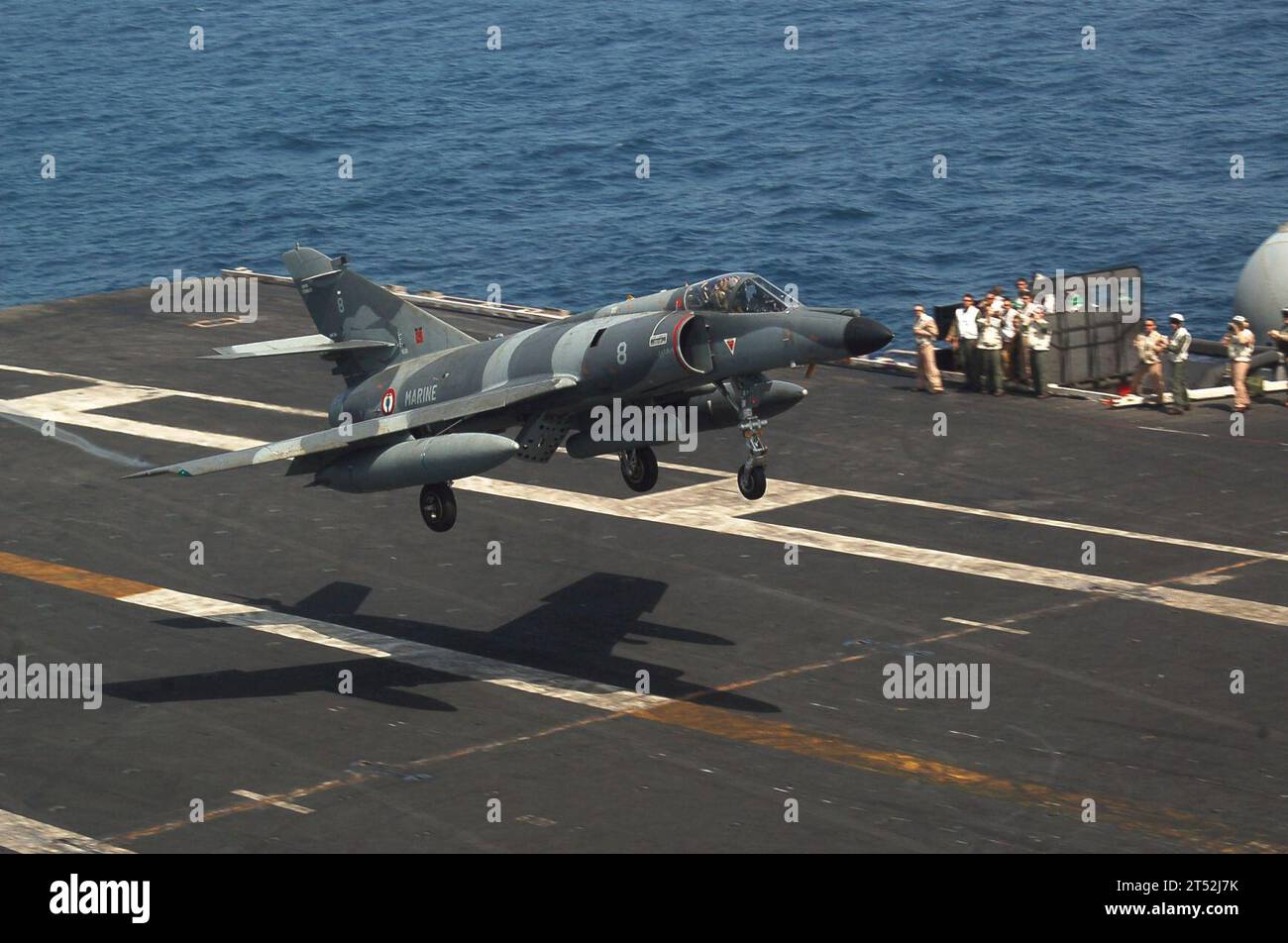 0704127498L-018 ARABIAN SEA (12 avril 2007) - Un Super-Etendard français du porte-avions à propulsion nucléaire Charles de Gaulle (R 91) effectue un atterrissage touch-and-Go sur le pont d'envol du porte-avions de classe Nimitz USS John C. Stennis (CVN 74). Stennis, dans le cadre du John C. Stennis Carrier Strike Group, et Charles de Gaulle, navire amiral du commandant de la Task Force 473, opèrent dans la mer d'Arabie du Nord. Stennis et Charles de Gaulle mènent des exercices bilatéraux et soutiennent les forces terrestres multinationales en Afghanistan. US Navy Banque D'Images