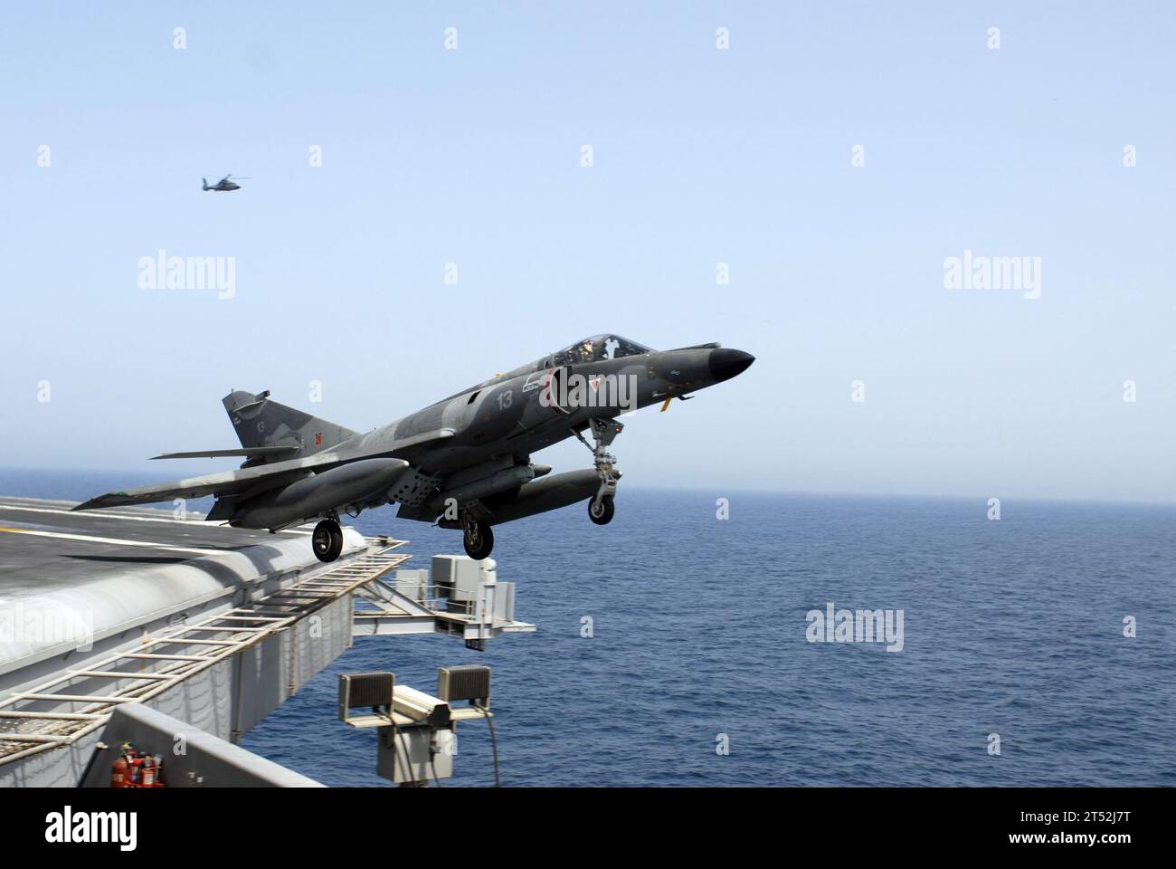 0704128157C-307 ARABIAN SEA (12 avril 2007) - Un Super-Etendard français du porte-avions à propulsion nucléaire Charles de Gaulle (R 91) termine un touch-and-Go sur le pont d'envol du porte-avions de classe Nimitz USS John C. Stennis (CVN 74). Stennis, dans le cadre du John C. Stennis Carrier Strike Group, et Charles de Gaulle, navire amiral du commandant de la Task Force 473, opèrent dans la mer d'Arabie du Nord. Stennis et Charles de Gaulle mènent des exercices bilatéraux et soutiennent les forces terrestres multinationales en Afghanistan. US Navy Banque D'Images