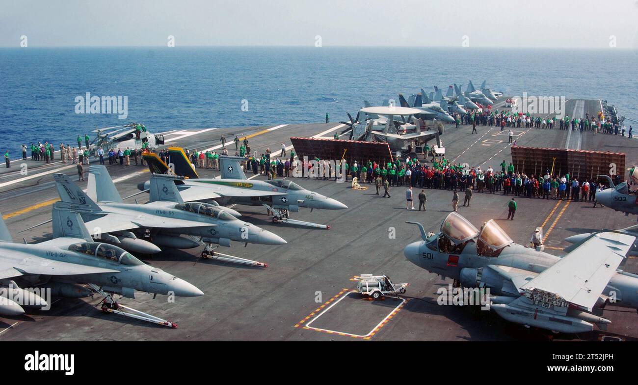 0703288923M-004 OCÉAN ATLANTIQUE (28 mars 2007) - les marins vérifient s'il y a des débris sur le poste d'envol lors d'une marche avant les opérations de vol à bord du porte-avions de classe Nimitz USS Harry S. Truman (CVN 75). Truman est en train de mener une formation sur mesure sur la disponibilité des navires, une norme utilisée pour évaluer l'état de préparation d'un navire pour le déploiement. US Navy Banque D'Images