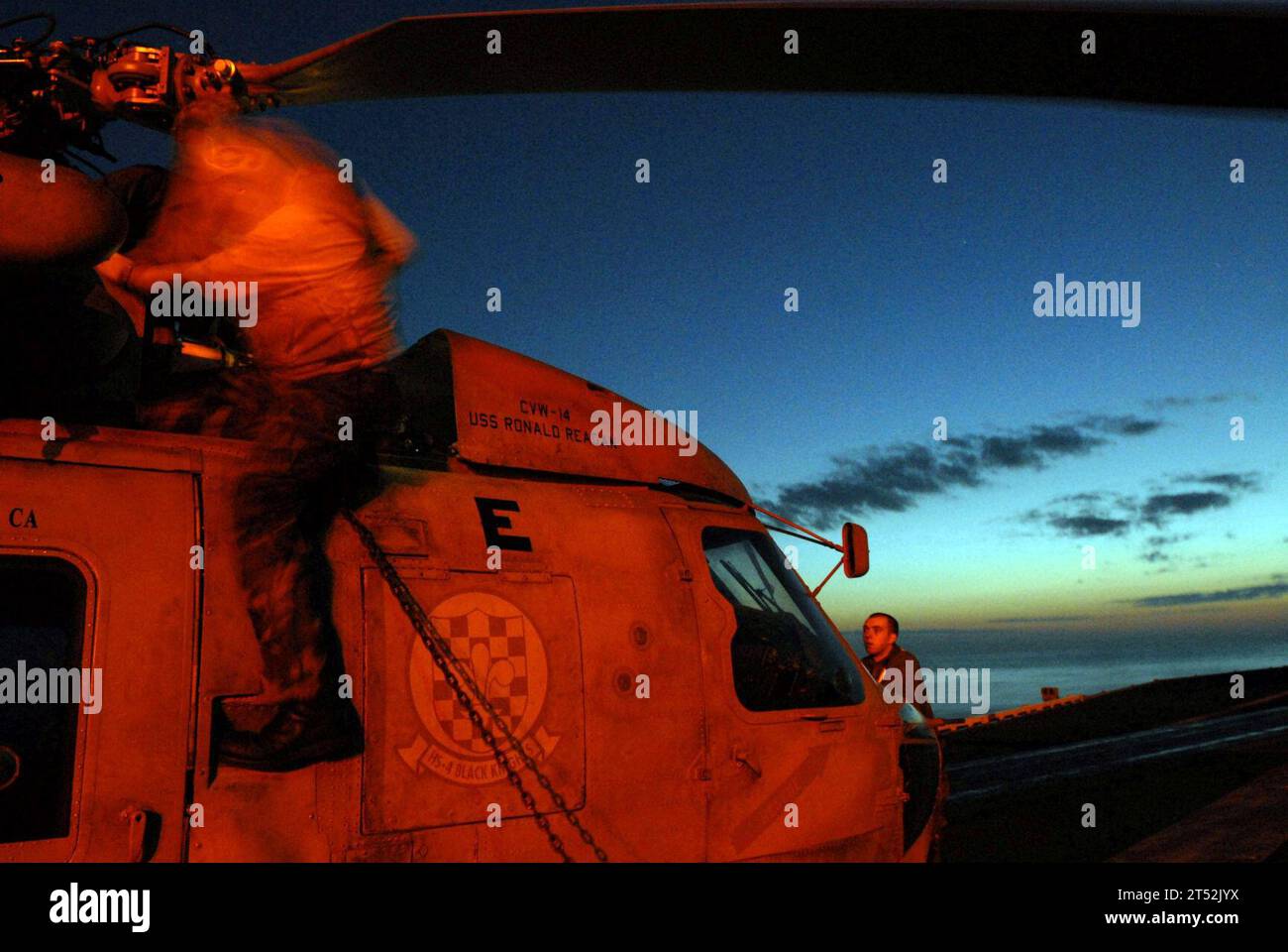 0704064133B-130 SOUTH CHINA SEA (6 avril 2007) - l'aviateur Brian Oldham, originaire de Seattle, affecté au Helicopter anti-Submarine Warfare Squadron 4 (HS) 4, tient la «maison des chiens» d'un SH-60F Seahawk pour une inspection quotidienne à bord du porte-avions de classe Nimitz USS Ronald Reagan (CVN 76). Le Ronald Reagan Carrier Strike Group est en cours d'exécution pour soutenir les opérations en mer de Chine méridionale. US Navy Banque D'Images