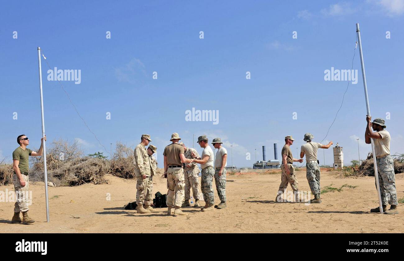 Airman, magazine All Hands, Camp Lemonnier, Djibouti, antenne expédient de terrain, marines, mâts de mât, photo de la marine américaine Banque D'Images