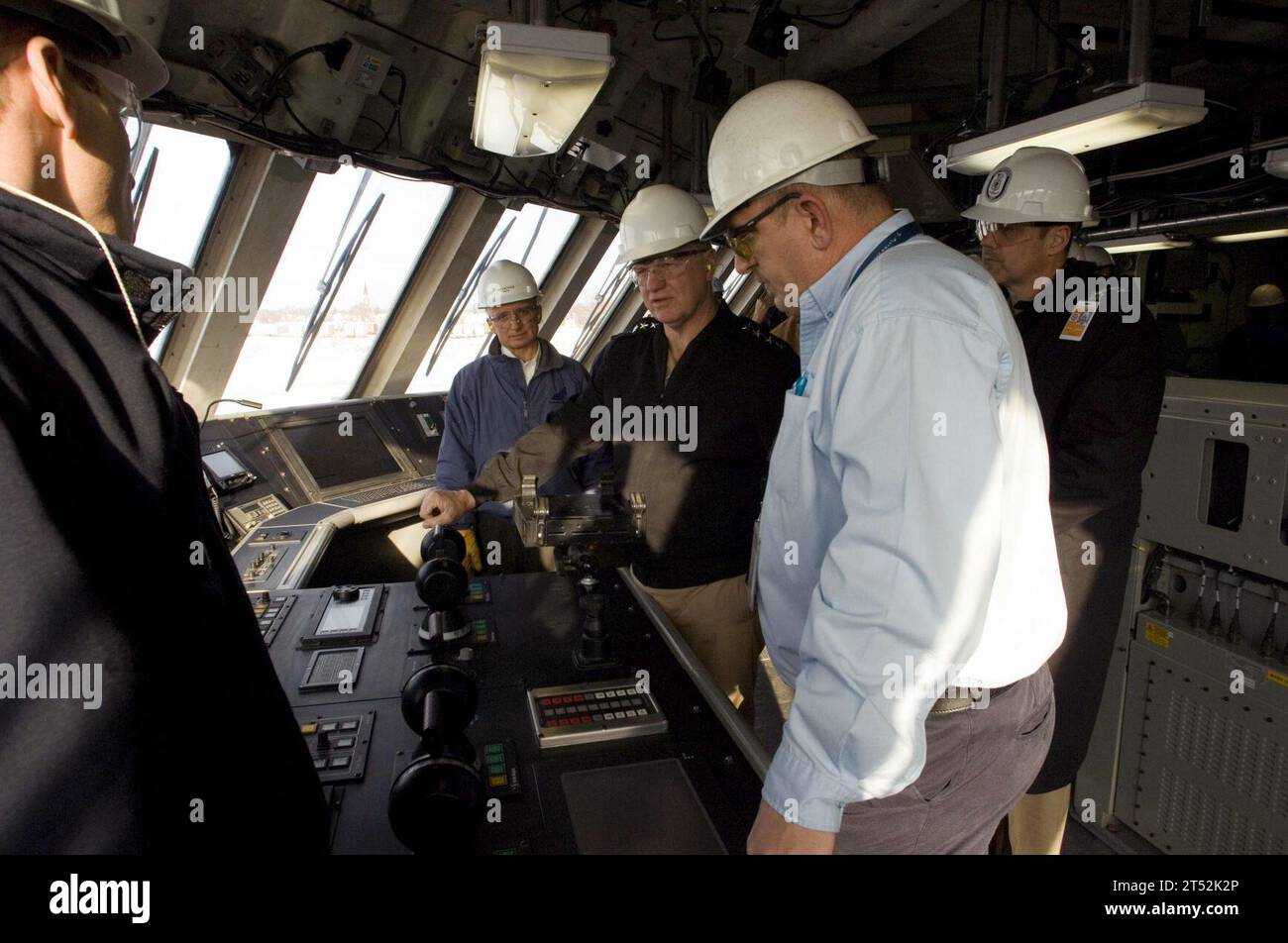 0801148273J-039 MARINETTE (Wisconsin) (le 14 janvier 2008) le chef des opérations navales (CNO), l'amiral Gary Roughead, visite le navire de combat littoral (LCS) Freedom, en préparation à la mise en service, lors d'une visite au chantier naval Marinette Marine Shipyard. Roughead a dit à l'équipage qu'il était prêt à les voir prendre le premier LCS en mer. US Navy Banque D'Images