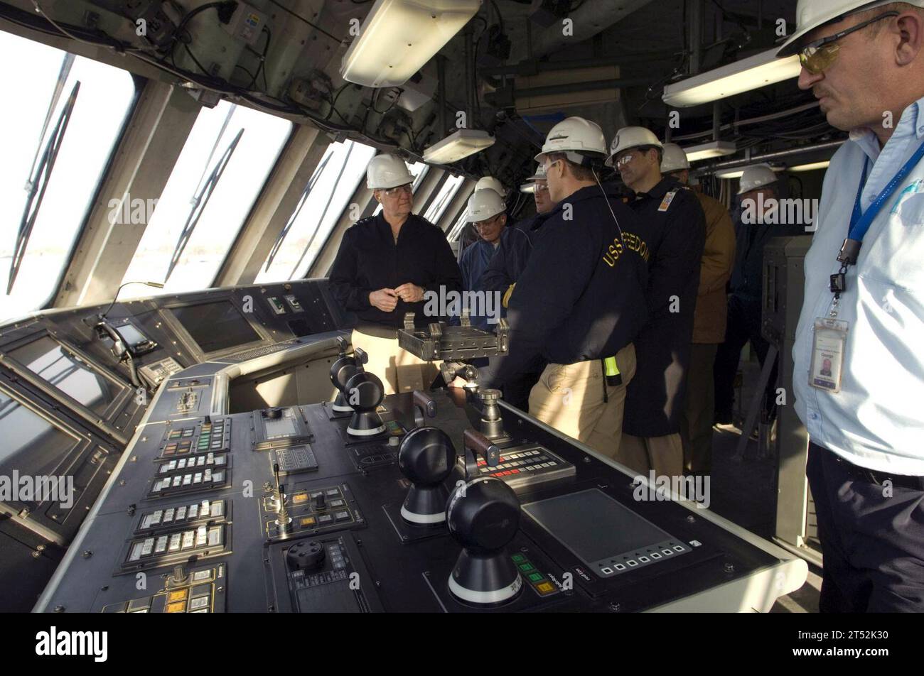 0801148273J-032 MARINETTE (Wisconsin) (le 14 janvier 2008) le chef des opérations navales (CNO), l'amiral Gary Roughead, visite le navire de combat littoral (LCS) Freedom, en préparation à la mise en service, lors d'une visite au chantier naval Marinette Marine Shipyard. Roughead a dit à l'équipage qu'il était prêt à les voir prendre le premier LCS en mer. US Navy Banque D'Images