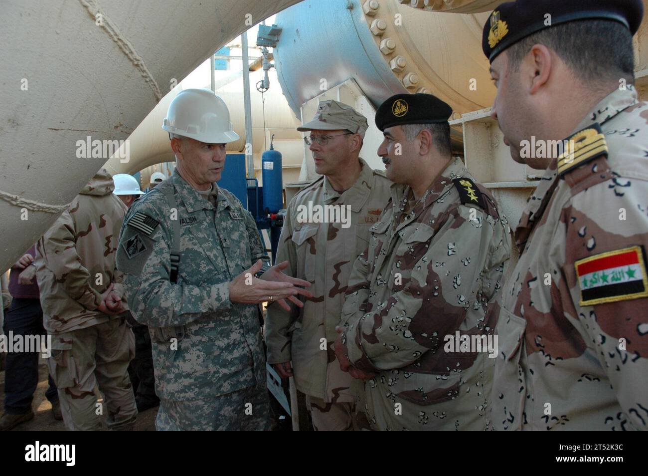 0701089268E-009 Golfe Persique (8 janvier 2007) - corps des ingénieurs de l'armée des États-Unis, commandant de division de la région du Golfe Brig. Le général Michael J. Walsh prend le temps de rendre visite au capitaine Chris Noble, commandant du Groupe opérationnel (CTG) 158.1, et aux officiers supérieurs irakiens en visite de la base navale d’Umm Qasr au terminal pétrolier d’Al Basra (ABOT). Les Iraquiens visitaient la zone de responsabilité du CTG 158,1 dans le cadre d'un atelier de transition de cinq jours destiné à aider la marine et les marines iraquiennes à assimiler les concepts de commandement et de contrôle associés à la mission CTG 158,1. US Navy Banque D'Images