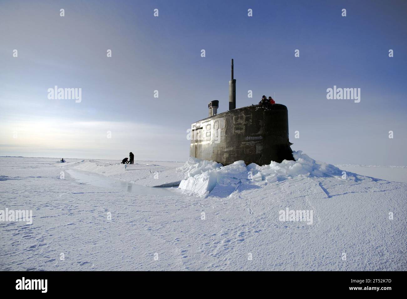 110319UH963-293 ARCTIC OCEAN (19 mars 2011) des marins et des membres de la station de glace du Laboratoire de physique appliquée dégagent la glace de l'écoutille du sous-marin de classe Seawolf USS Connecticut (SSN 22) qui fait surface au-dessus de la glace pendant l'ICEX 2011. Marine Banque D'Images