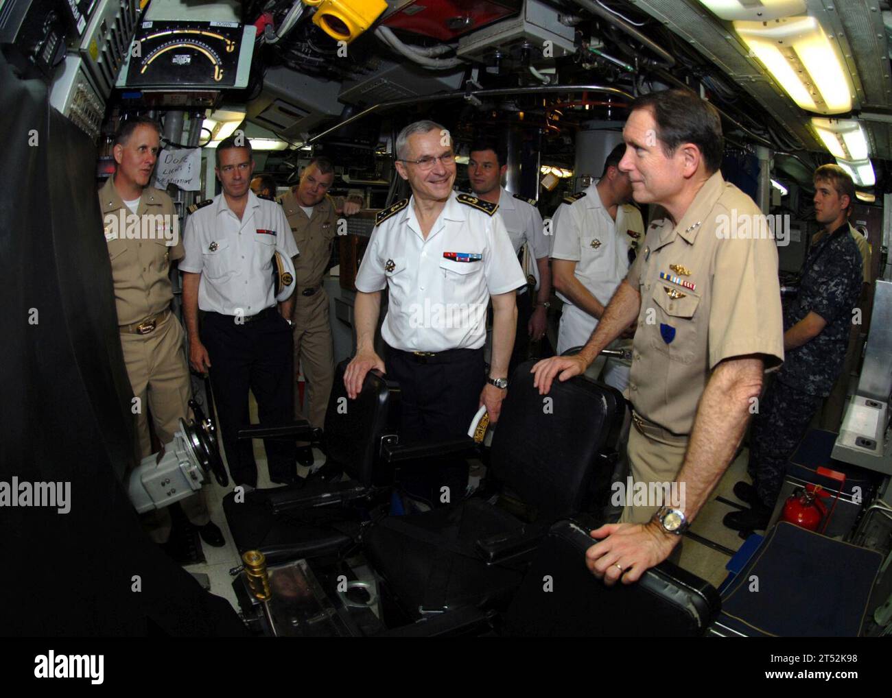 1005147705S-062 NORFOLK (14 mai 2010) le vice-amiral John J. Donnelly, commandant des forces sous-marines, montre le vice-amiral Jean-François Baud, commandant les Forces océaniques stratégiques, la salle de contrôle du sous-marin d'attaque de classe Los Angeles USS Scranton (SSN 756). Baud a visité le quartier général des forces sous-marines pour discuter des opérations en cours et de sujets bilatéraux connexes. Marine Banque D'Images